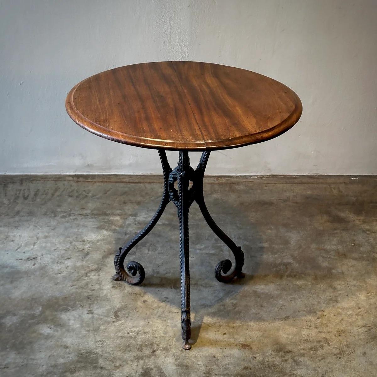 Table en fer du 19e siècle avec plateau en acajou en vente 4