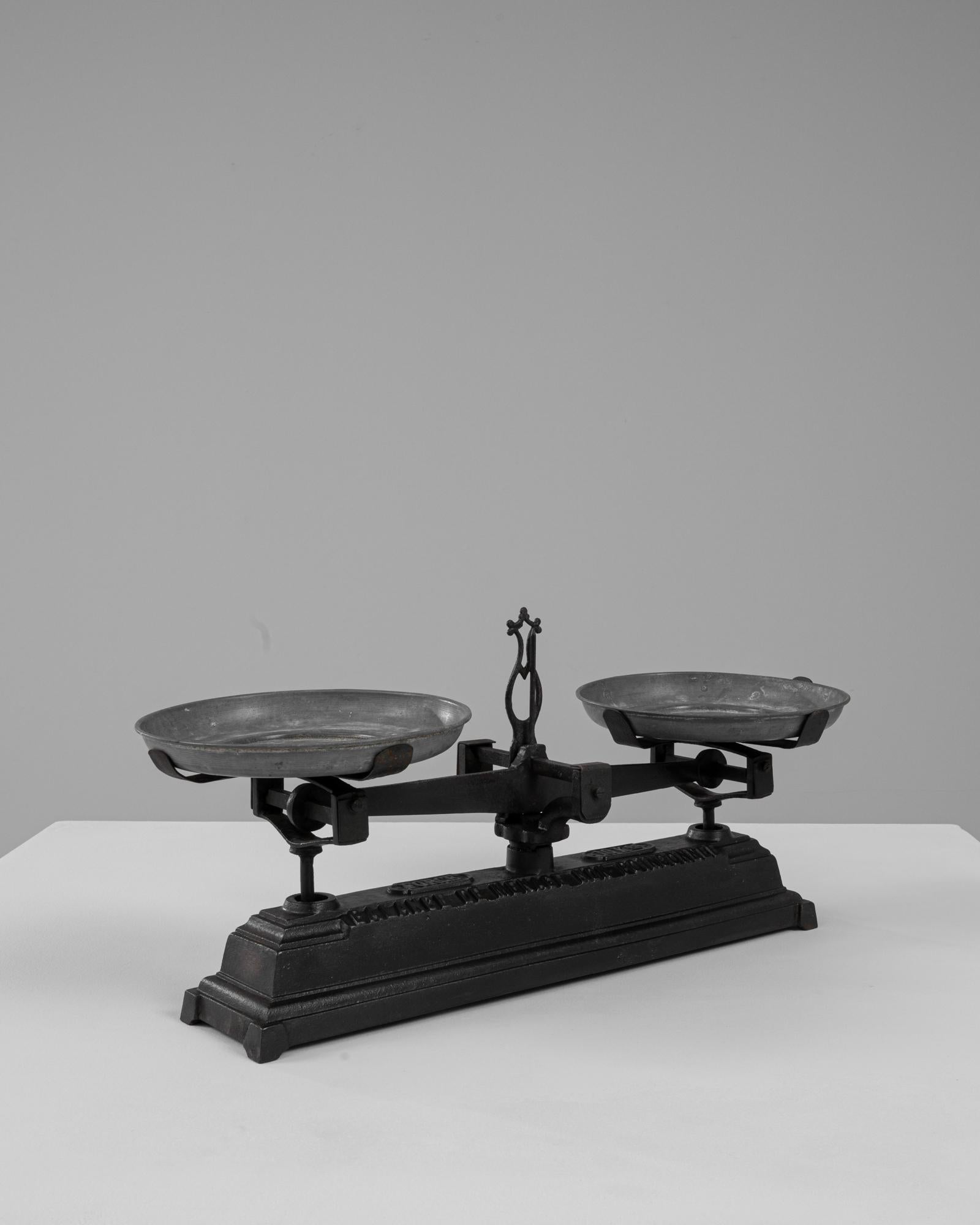 Scala francese del XIX secolo in ferro e zinco In condizioni buone in vendita a High Point, NC