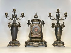 Reloj de chimenea de bronce de estilo japonés francés del siglo XIX y guarnición de candelabros