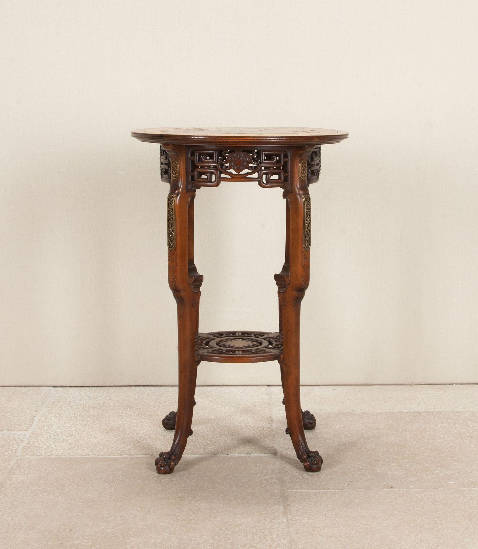 Un bon exemple de table d'appoint de style japonais du 19e siècle, réalisée par l'ébéniste français Gabriel Viardot. Avec des fleurs de cerisier sculptées et des panneaux finement incrustés représentant des guerriers à cheval ainsi que des pagodes
