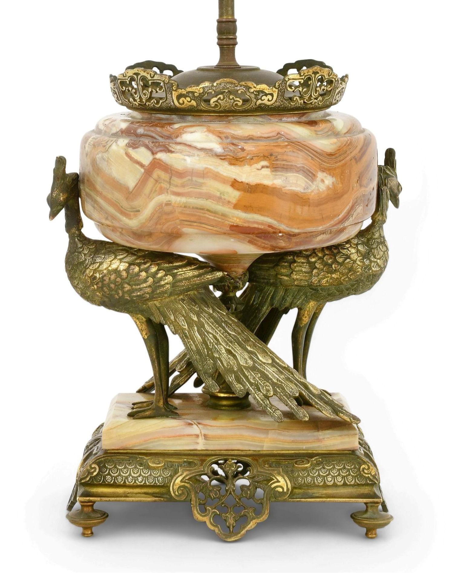 Französische Japonisme-Tischlampe aus Bronze und Onyx des 19. Jahrhunderts mit figürlichen Pfauen im Angebot 1