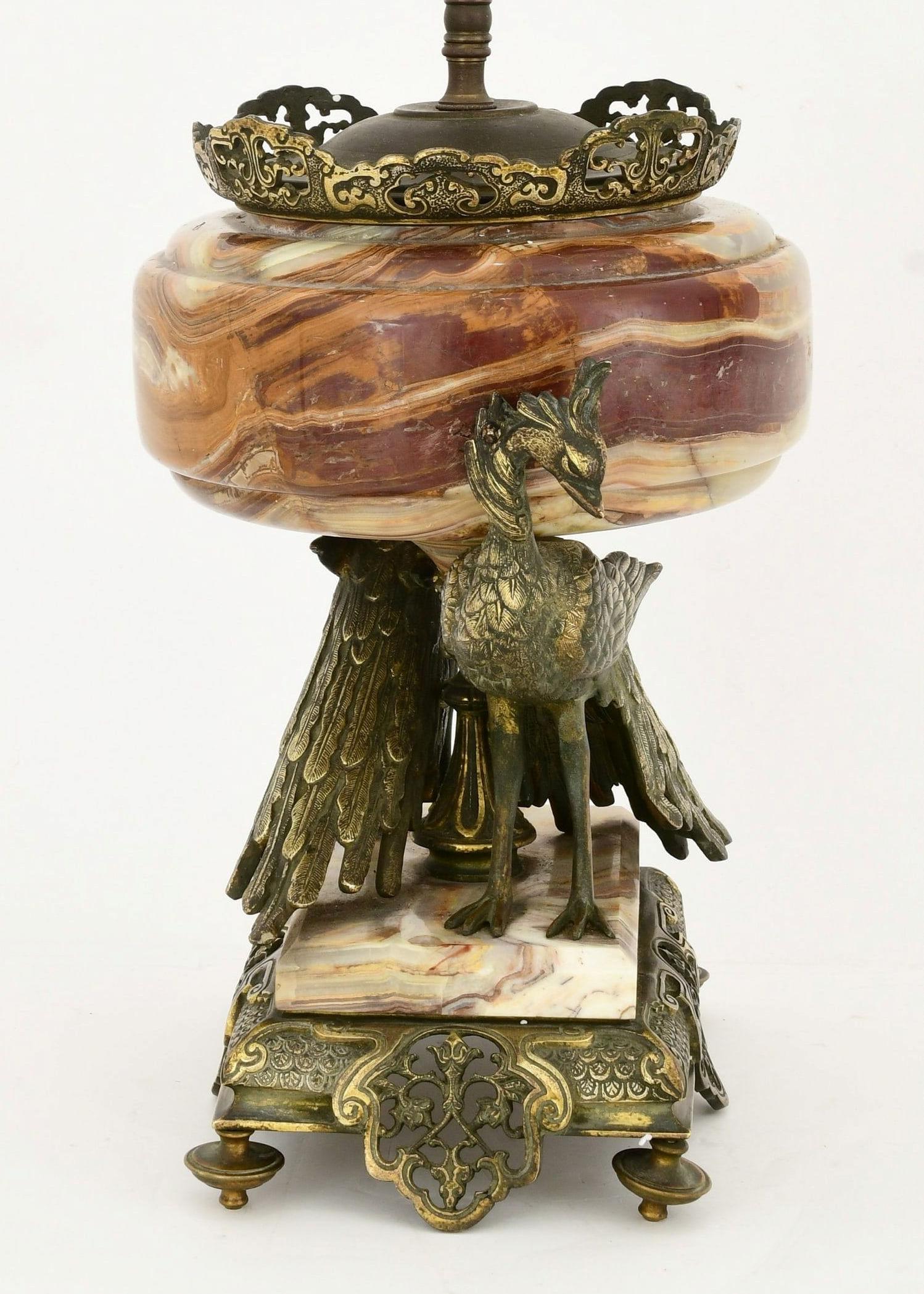 Französische Japonisme-Tischlampe aus Bronze und Onyx des 19. Jahrhunderts mit figürlichen Pfauen im Angebot 2