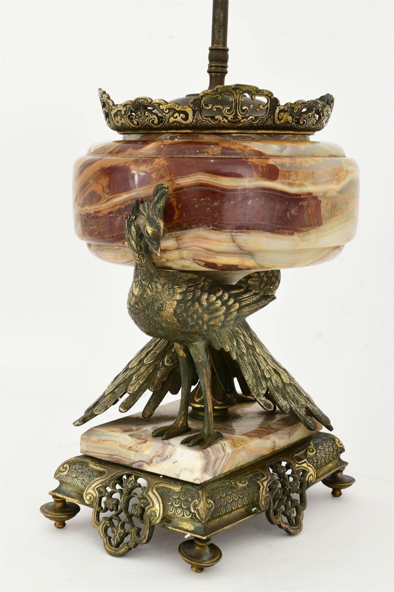 Französische Japonisme-Tischlampe aus Bronze und Onyx des 19. Jahrhunderts mit figürlichen Pfauen im Angebot 3