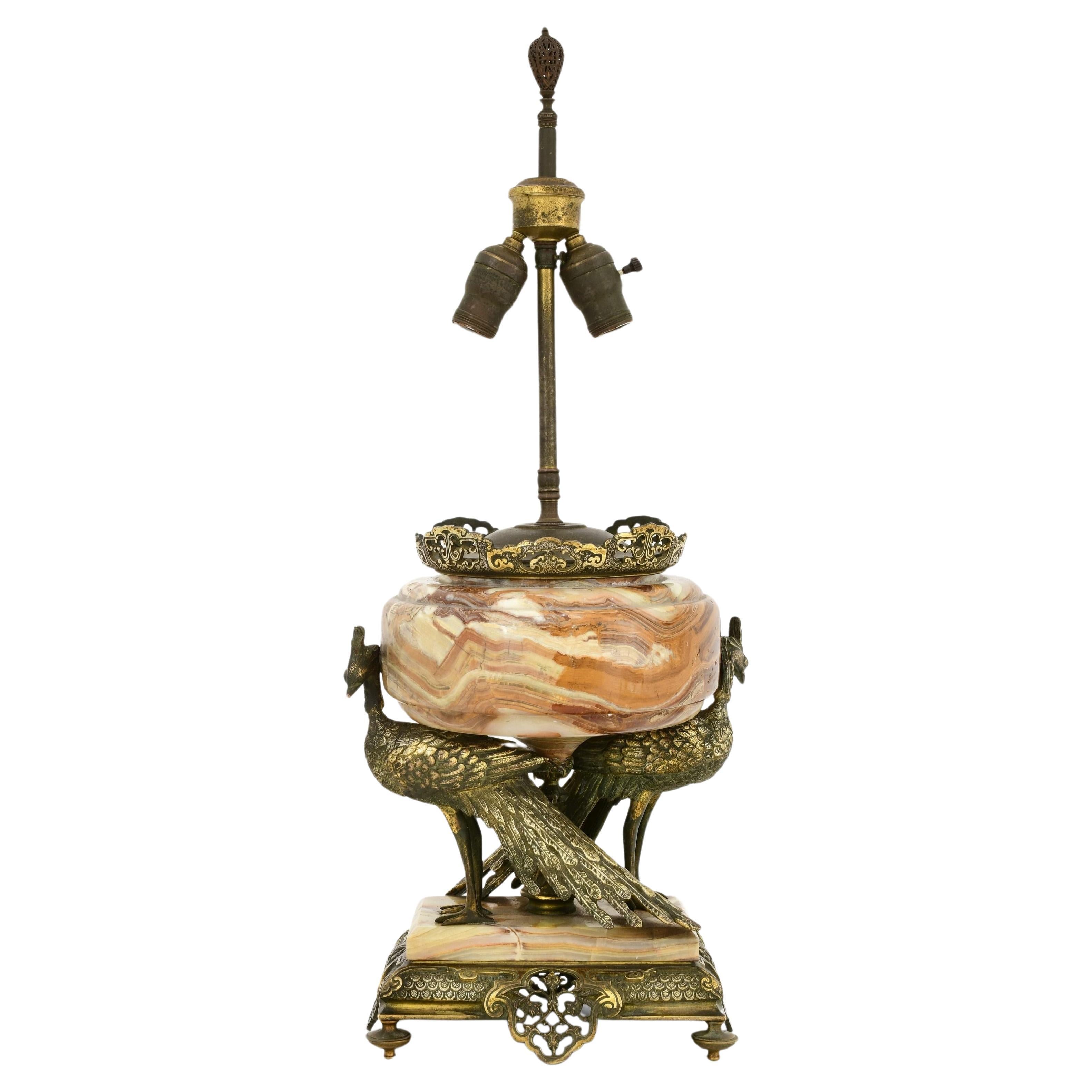Französische Japonisme-Tischlampe aus Bronze und Onyx des 19. Jahrhunderts mit figürlichen Pfauen im Angebot