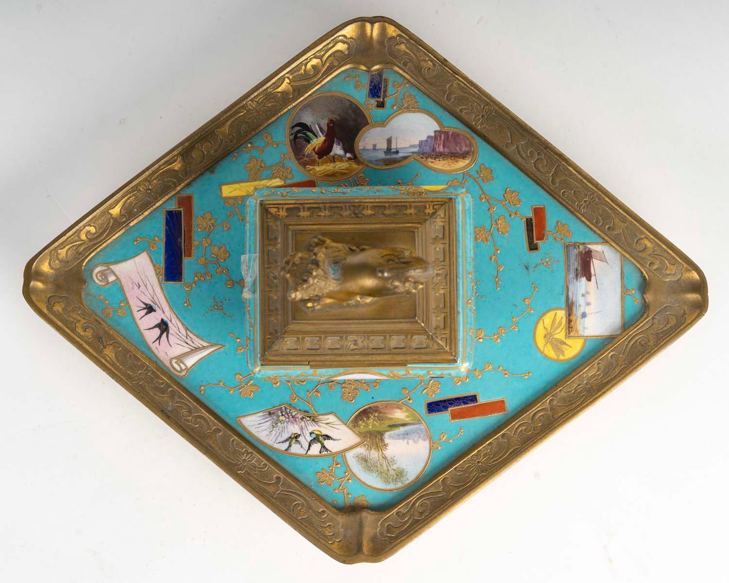 A very nice quality French Japonisme Style inkwell
Attributed to l'Escalier de Cristal, circa 1880

Resting on a diamond-shaped polychromed hand-painted porcelain tray representing land-scapes, boats and birds in cartouches, all highlighted by a