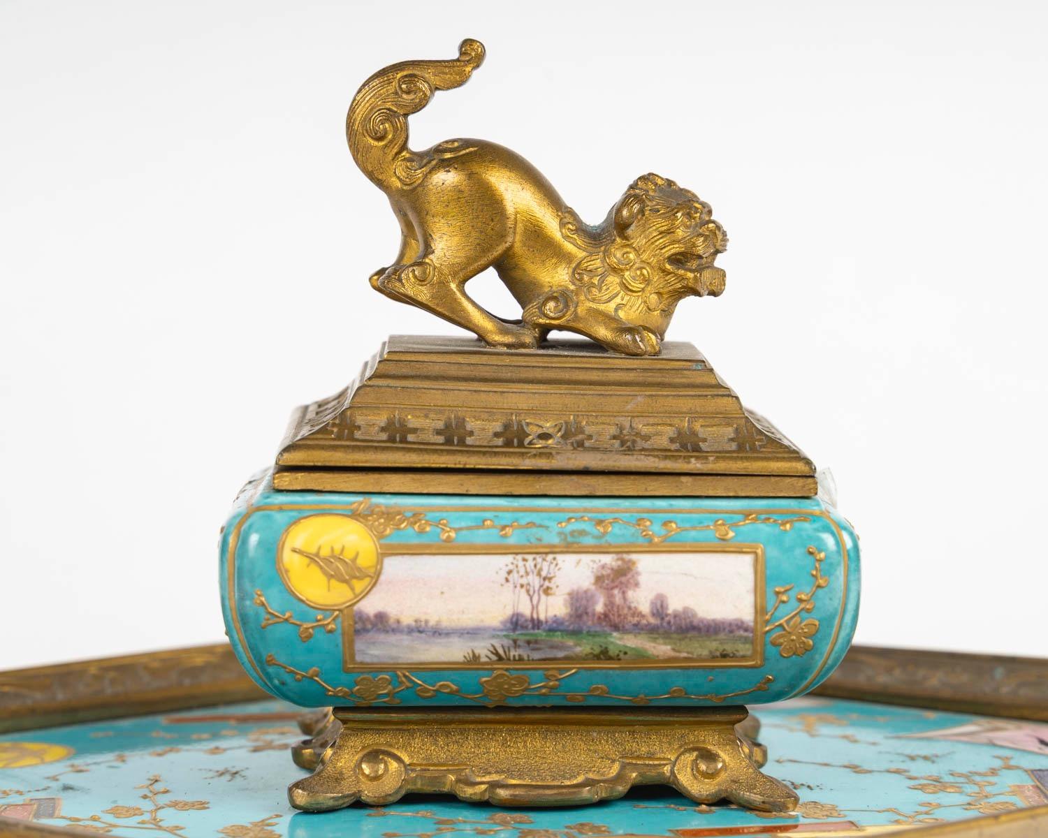 Porcelain 19th Century French Japonisme Inkwell attributed to L'Escalier de Cristal For Sale
