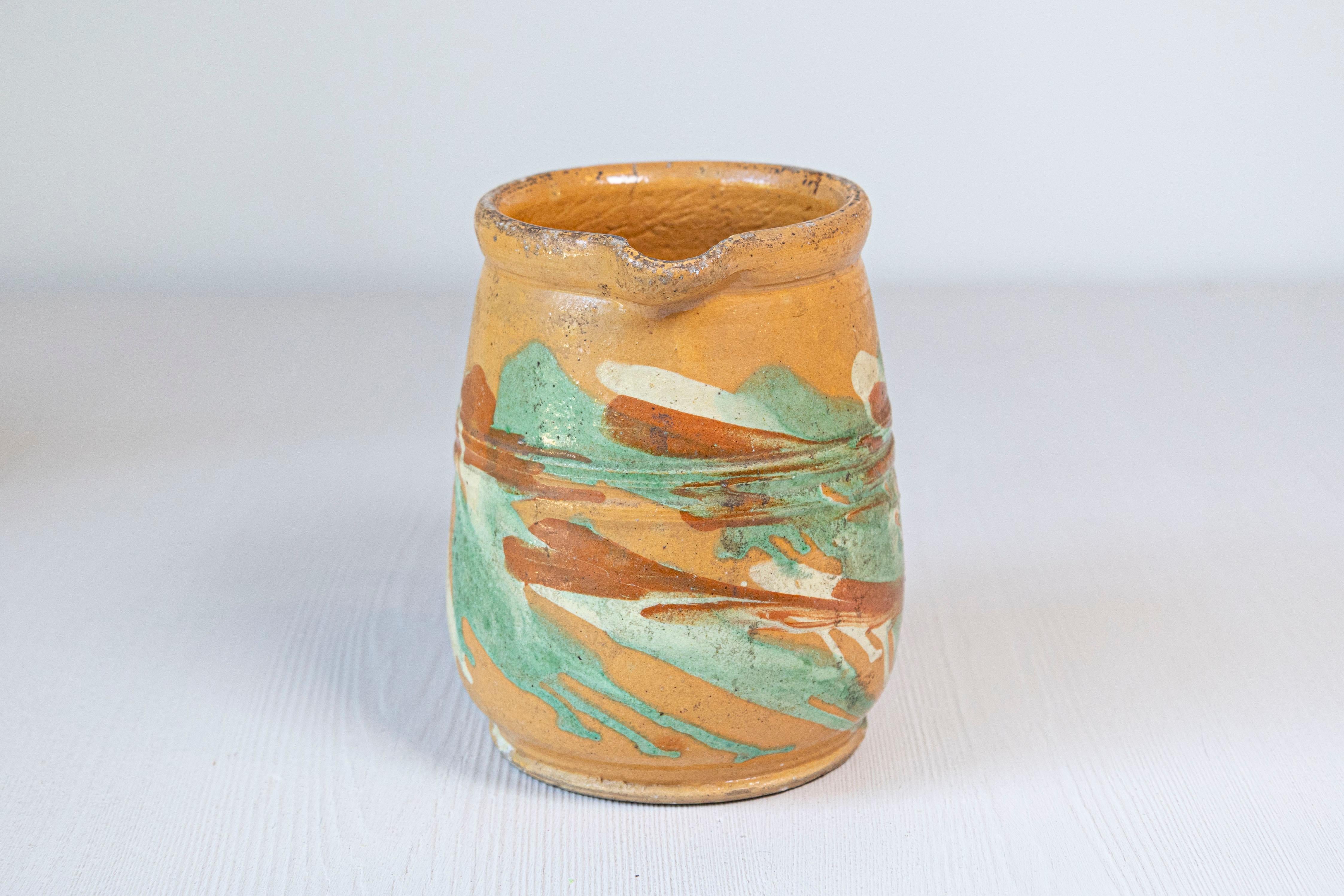 Una brocca francese in ceramica jaspe del XIX secolo, con smalto giallo e accenti verdi. Creata in Francia nel XIX secolo, questa brocca in ceramica jaspe presenta uno smalto giallo con motivi verdi, crema e marroni. Dotata di una maniglia