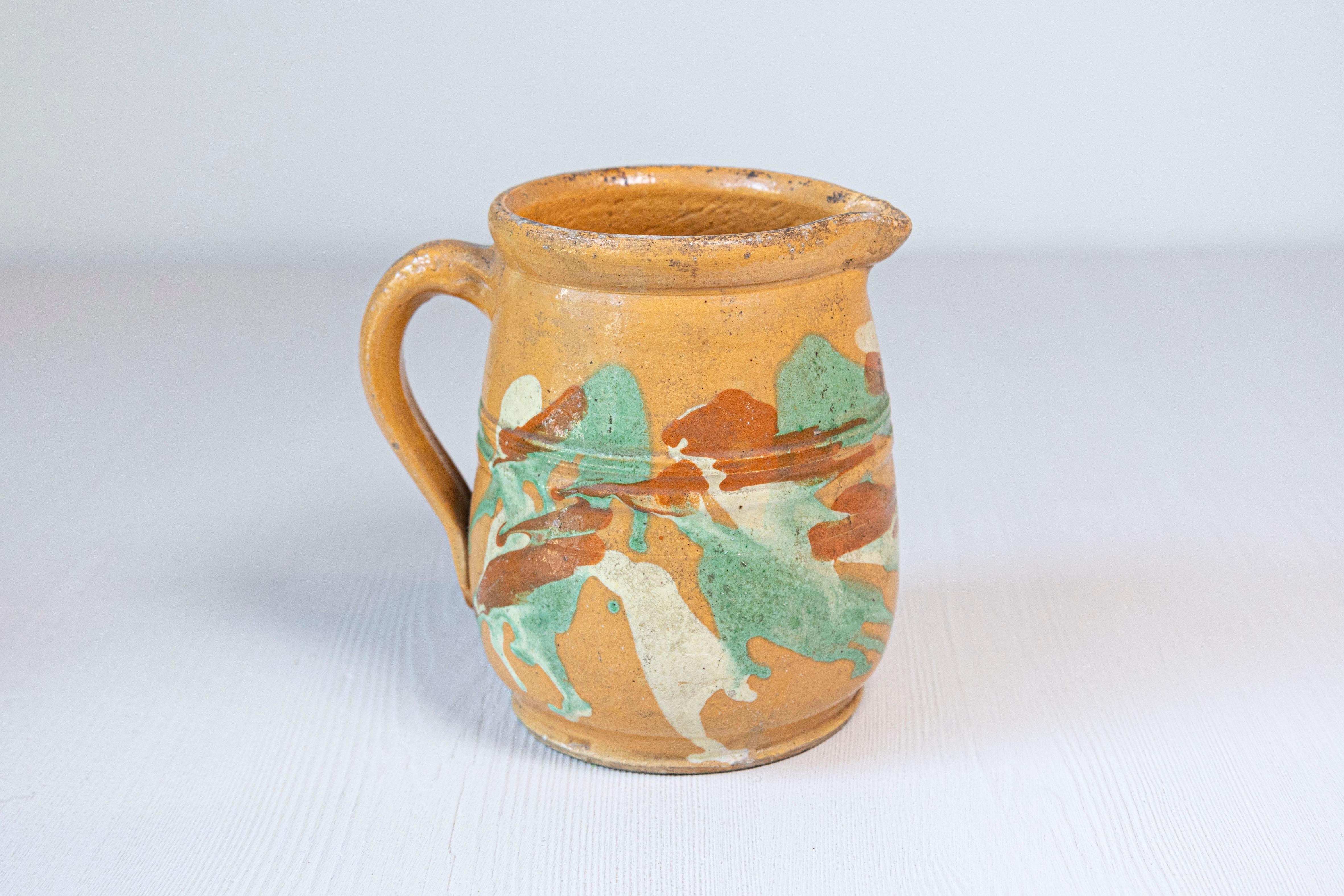 Francese Brocca in ceramica Jaspe francese del XIX secolo con smalto giallo e accenti verdi in vendita