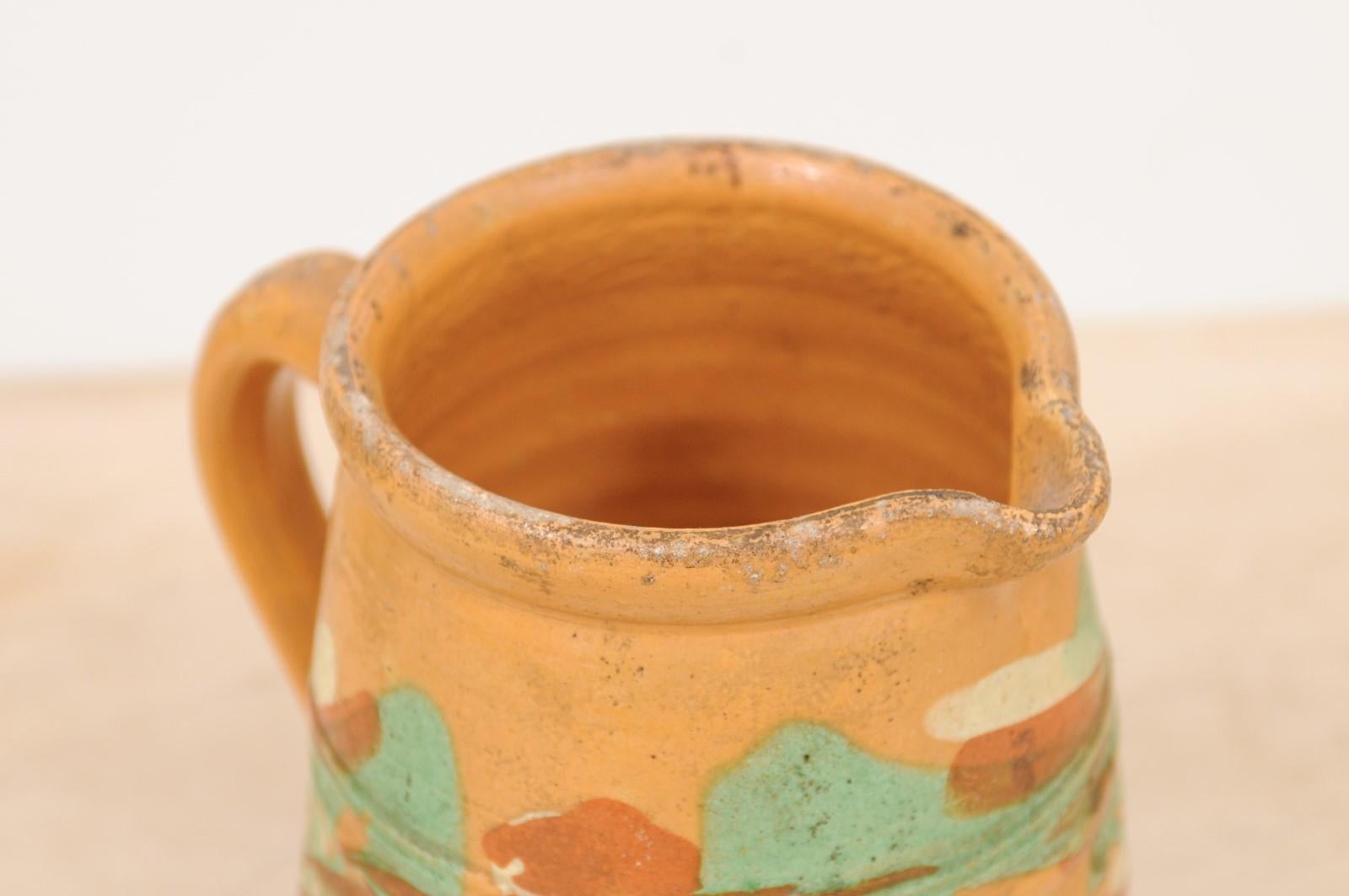 Vernissé Pichet en poterie de jaspe française du 19ème siècle avec glaçure jaune et accents verts en vente