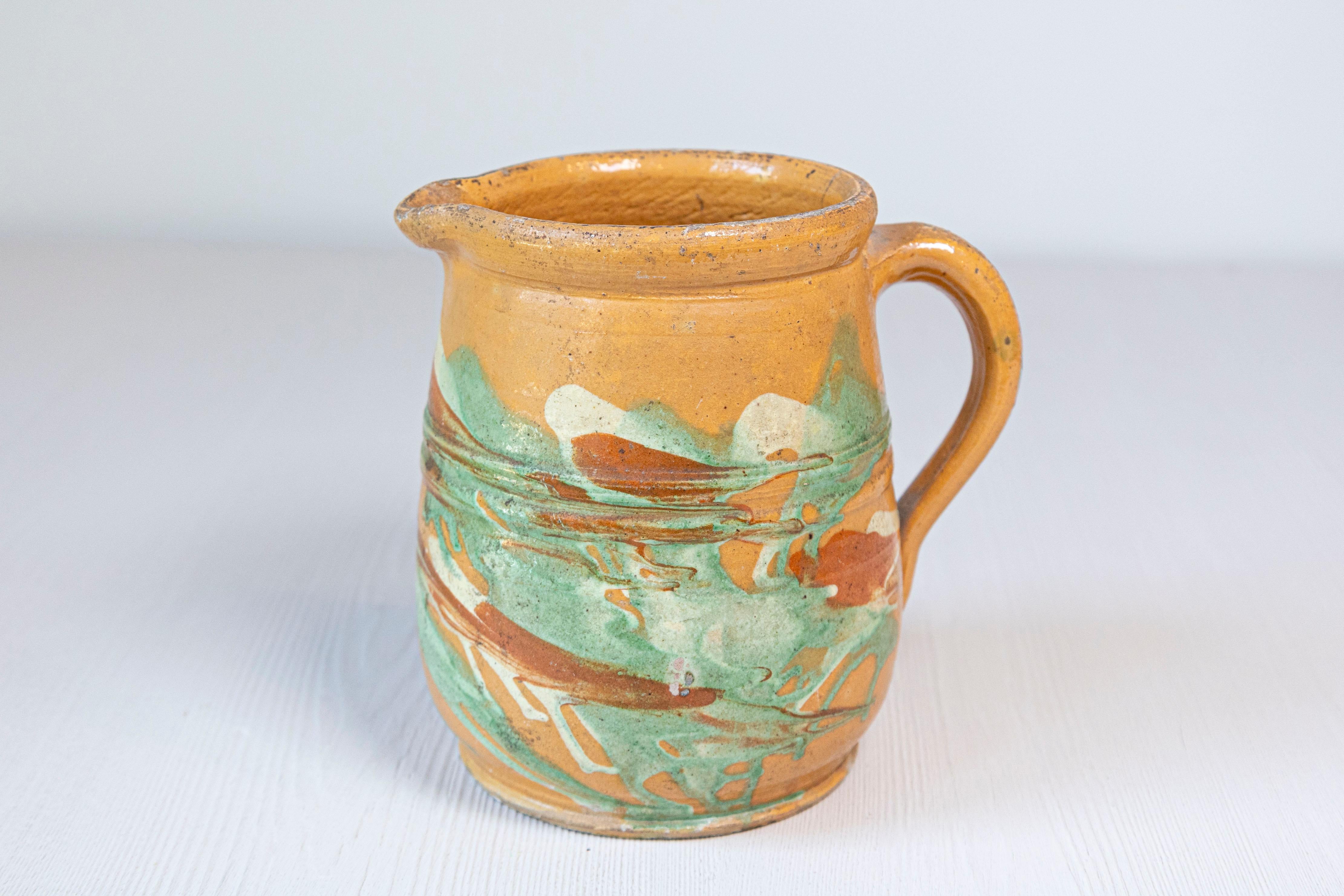 Smaltato Brocca in ceramica Jaspe francese del XIX secolo con smalto giallo e accenti verdi in vendita
