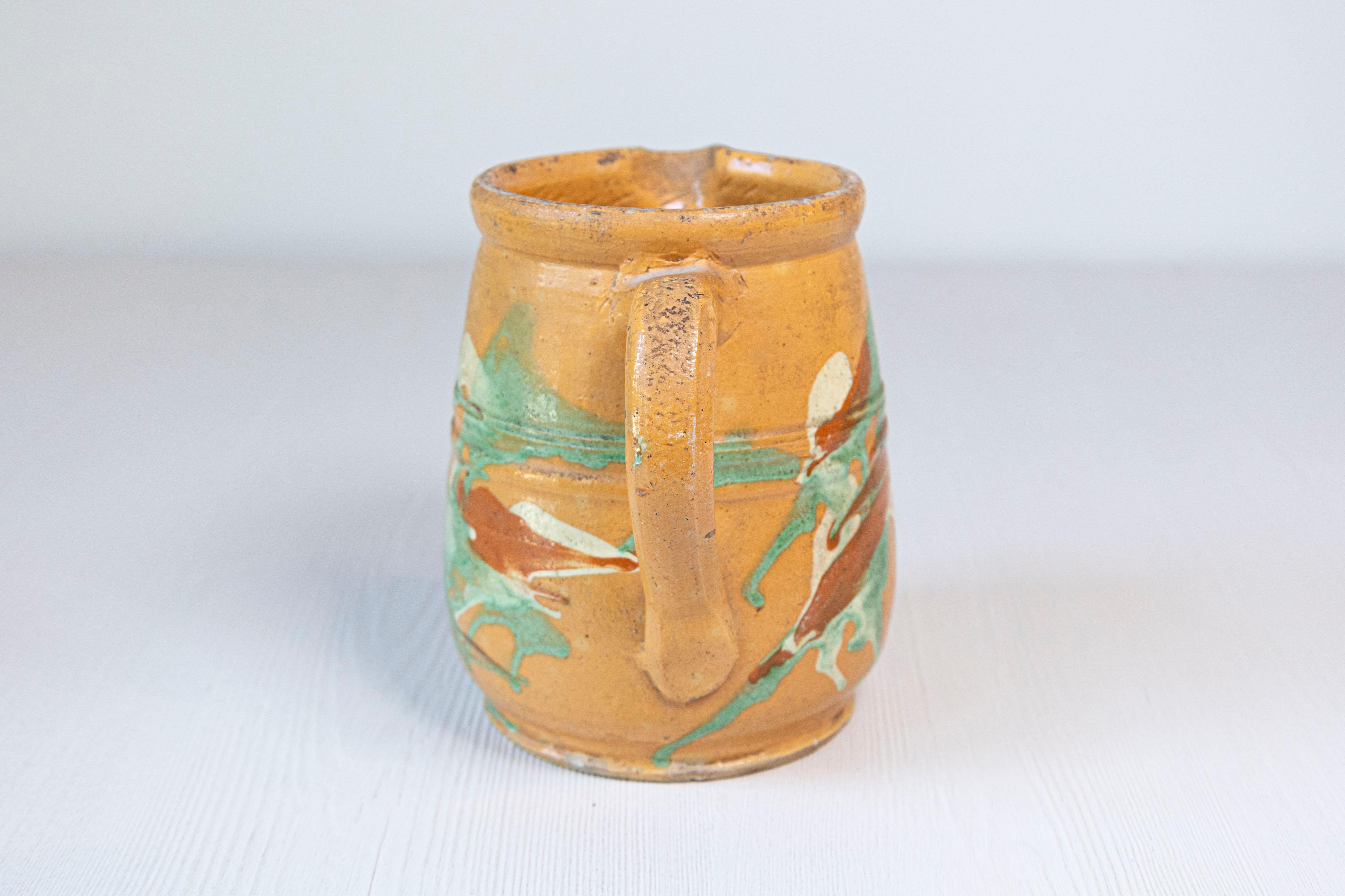 Brocca in ceramica Jaspe francese del XIX secolo con smalto giallo e accenti verdi In condizioni buone in vendita a Atlanta, GA