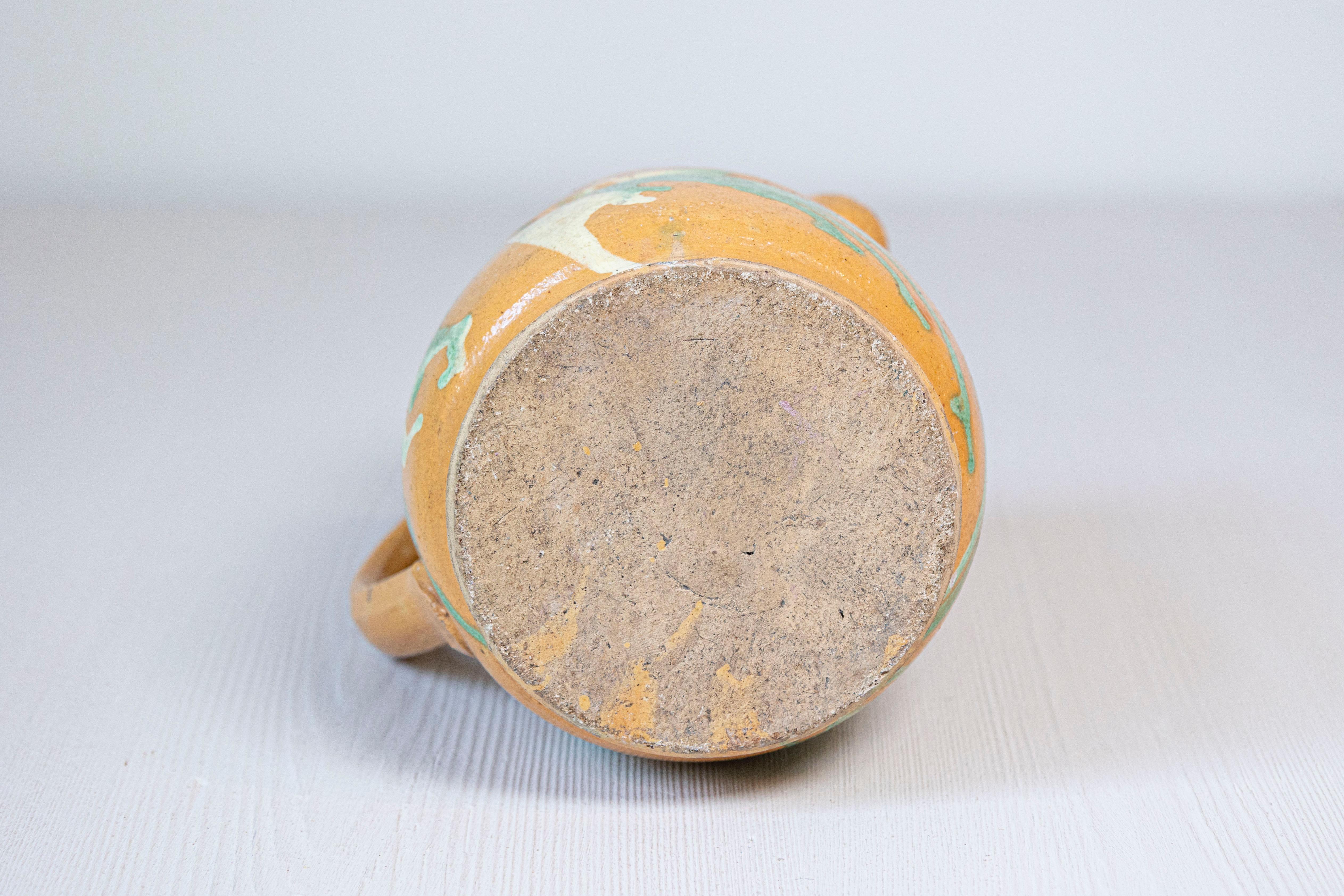 Terracotta Brocca in ceramica Jaspe francese del XIX secolo con smalto giallo e accenti verdi in vendita