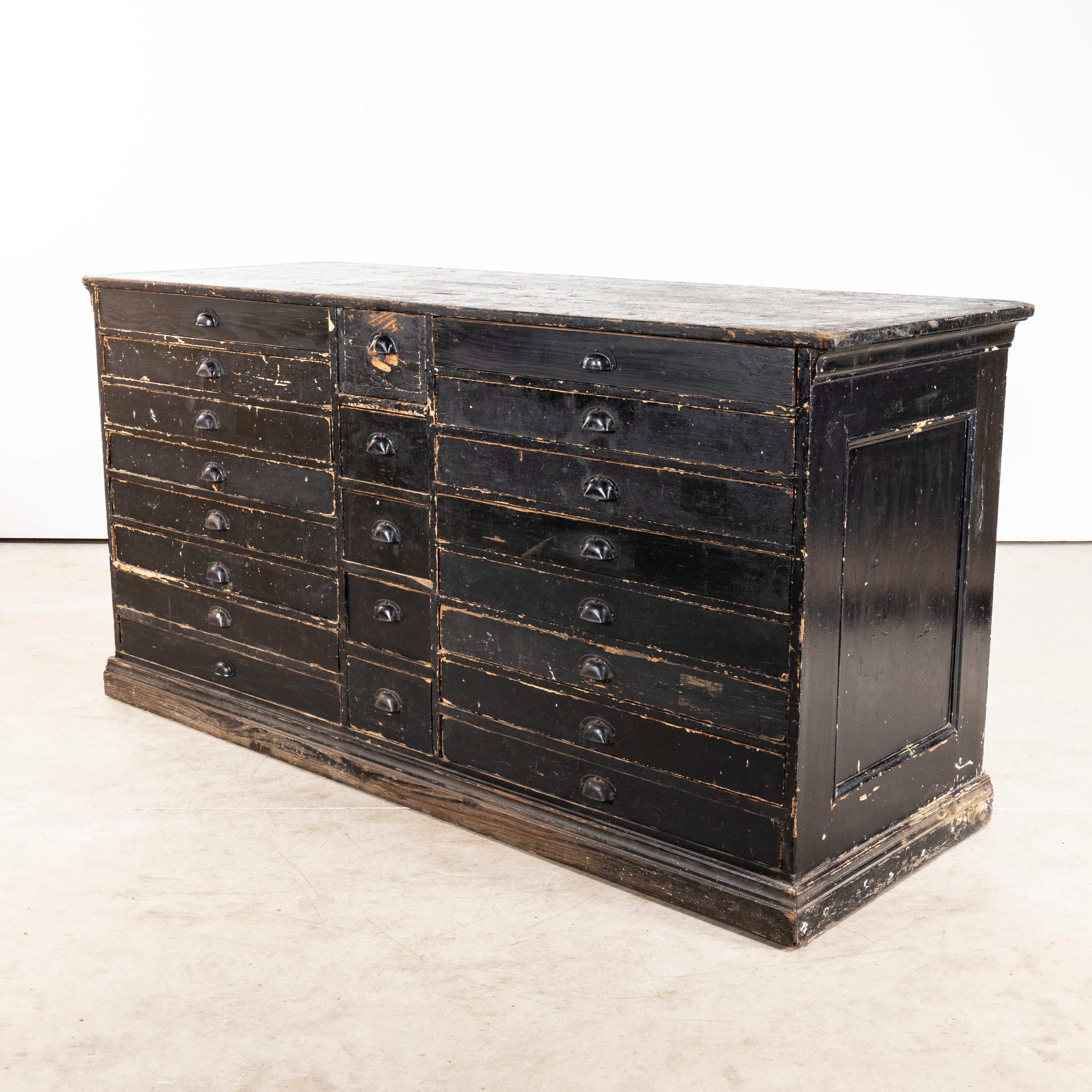 19. Jahrhundert Französisch Jewellers Bank of Drawers - Original Ebonised Finish. 

Gute ursprüngliche Französisch Juweliere Bank von Schubladen aus massivem Pech Kiefer durchgehend mit dem ursprünglichen gemalt Kiefer Finish gemacht. Der Schrank