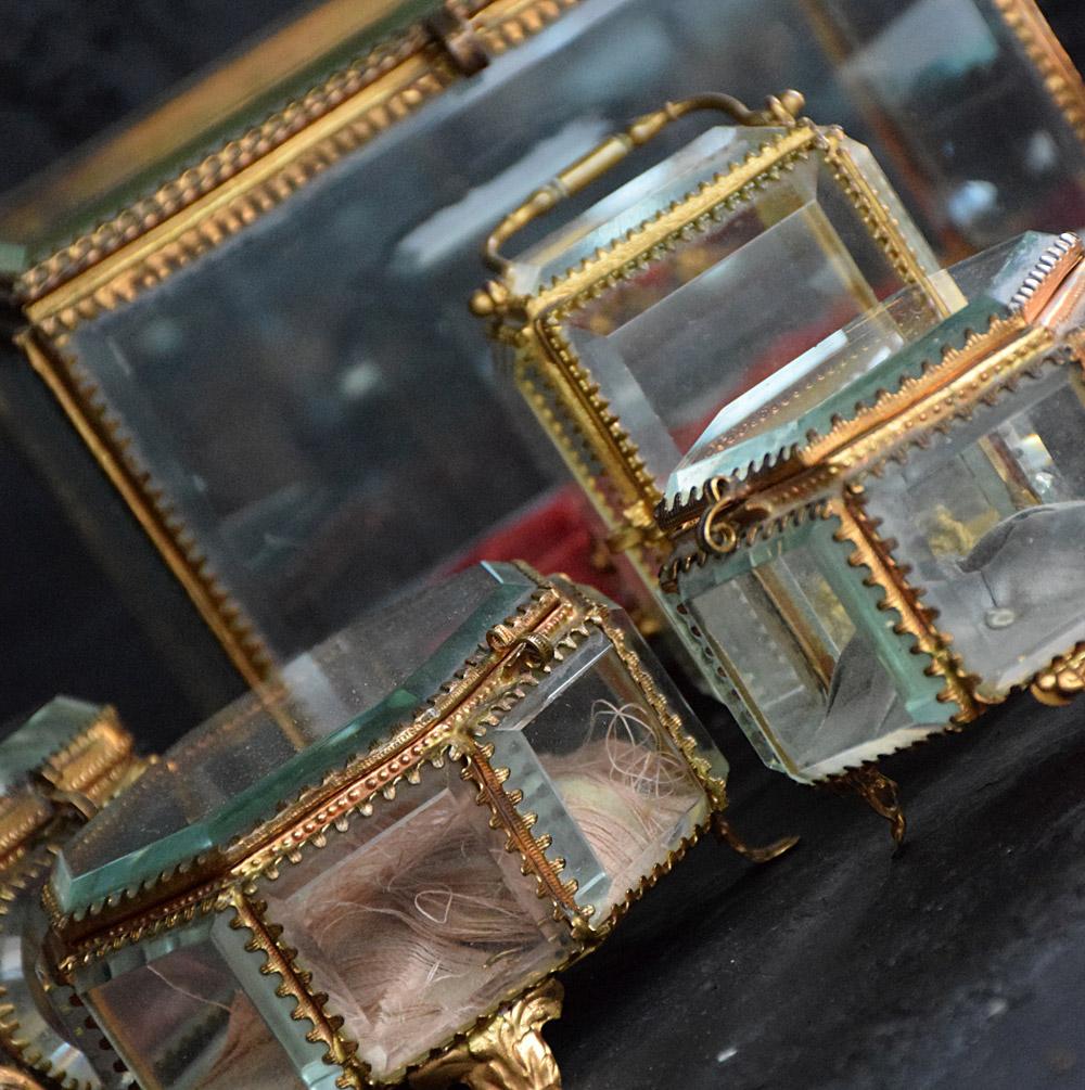 Collection de boîtes à bijoux françaises du 19e siècle 
Une collection assortie très décorative de onze boîtes à bijoux françaises de la fin du XIXe siècle, fabriquées à la main. Tous ces objets sont fabriqués en laiton et en verre taillé à la