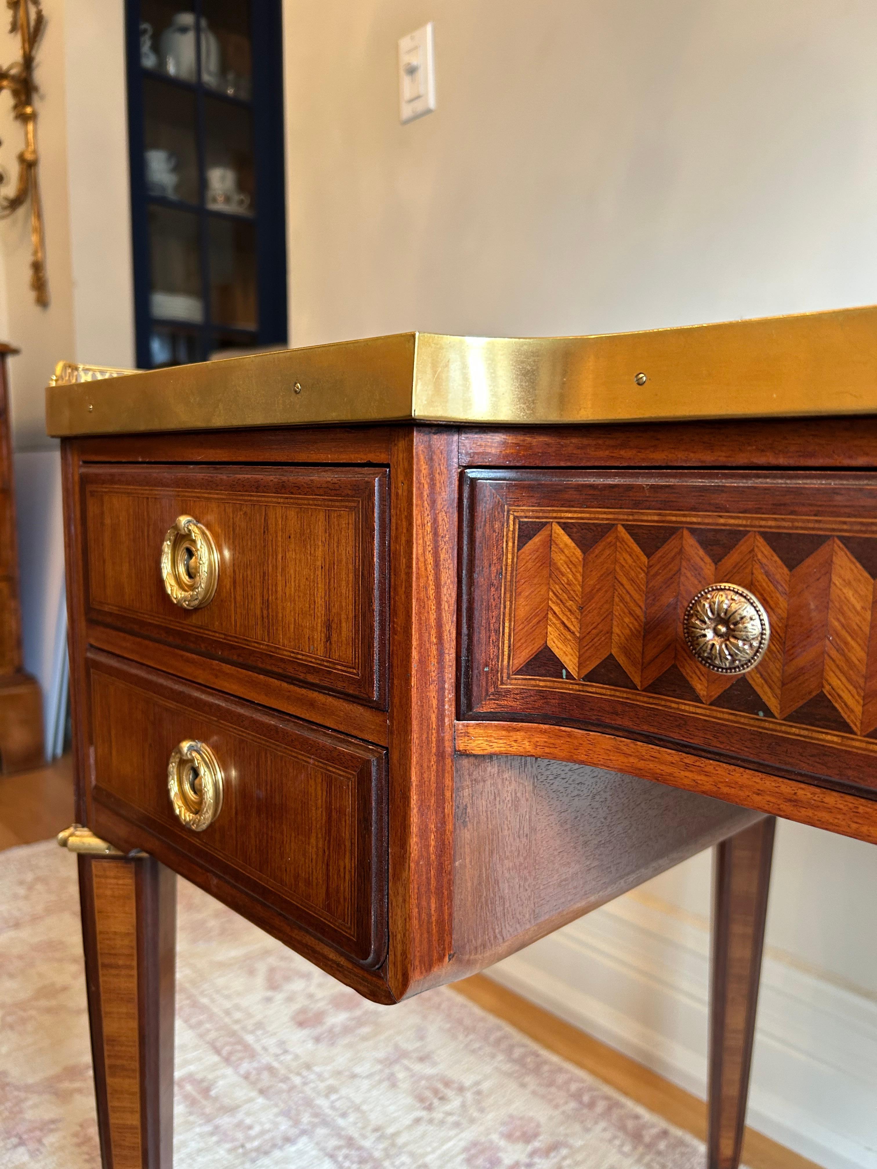 19th Century French Kidney Shaped Marquetry Desk For Sale 3