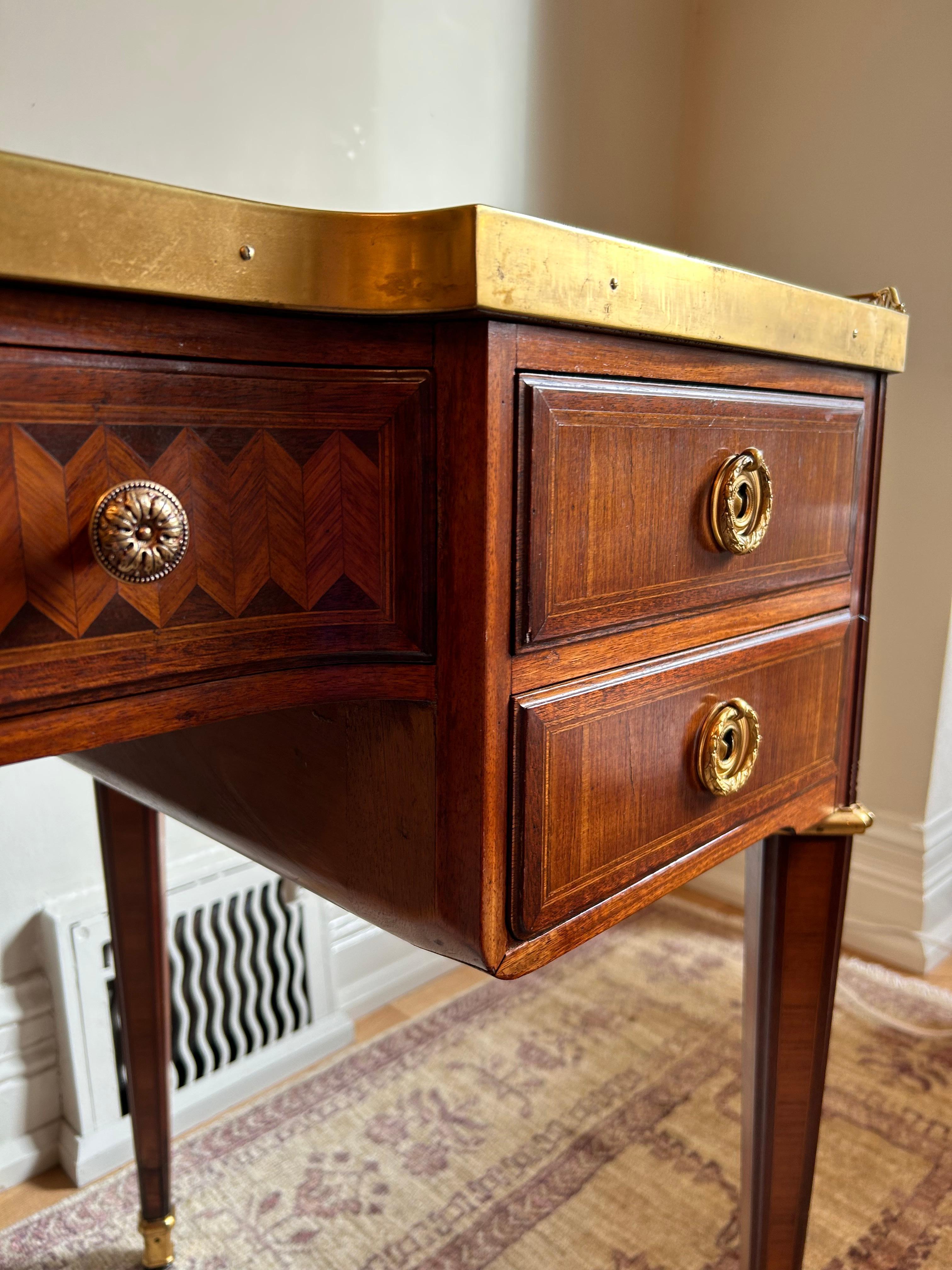 19th Century French Kidney Shaped Marquetry Desk For Sale 4