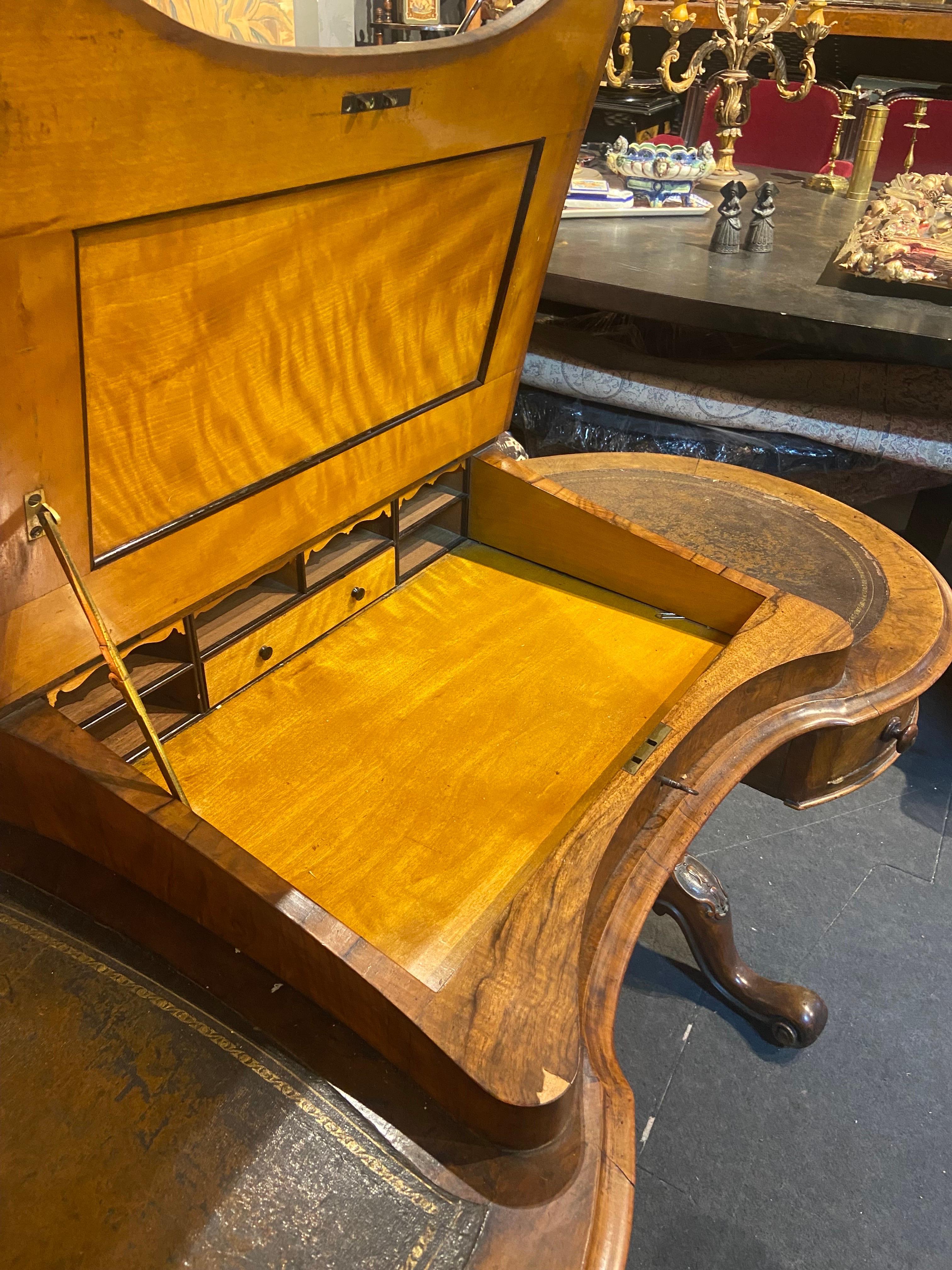19th Century French Kidney-shaped Veneer Writing Desk with Brown Leather Top  For Sale 6