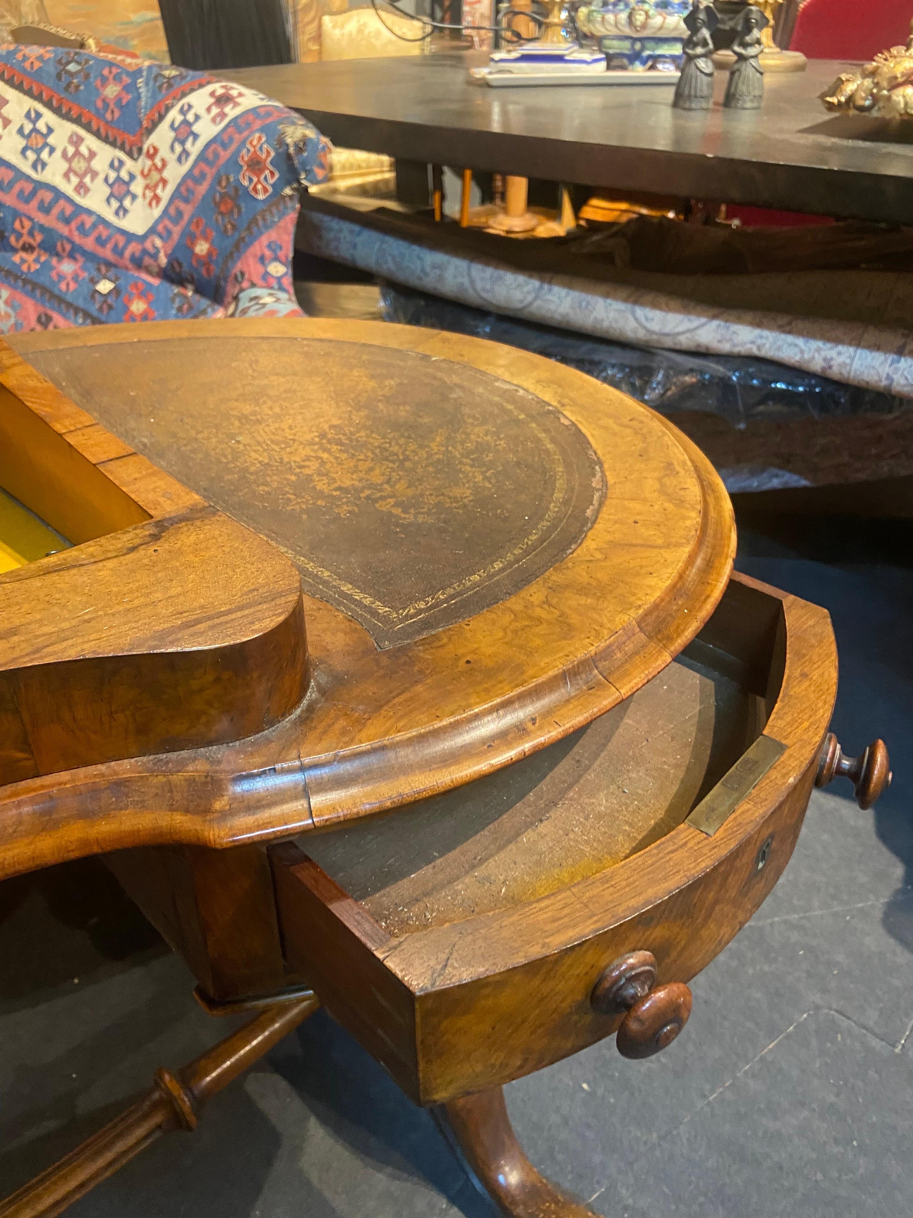 19th Century French Kidney-shaped Veneer Writing Desk with Brown Leather Top  For Sale 7