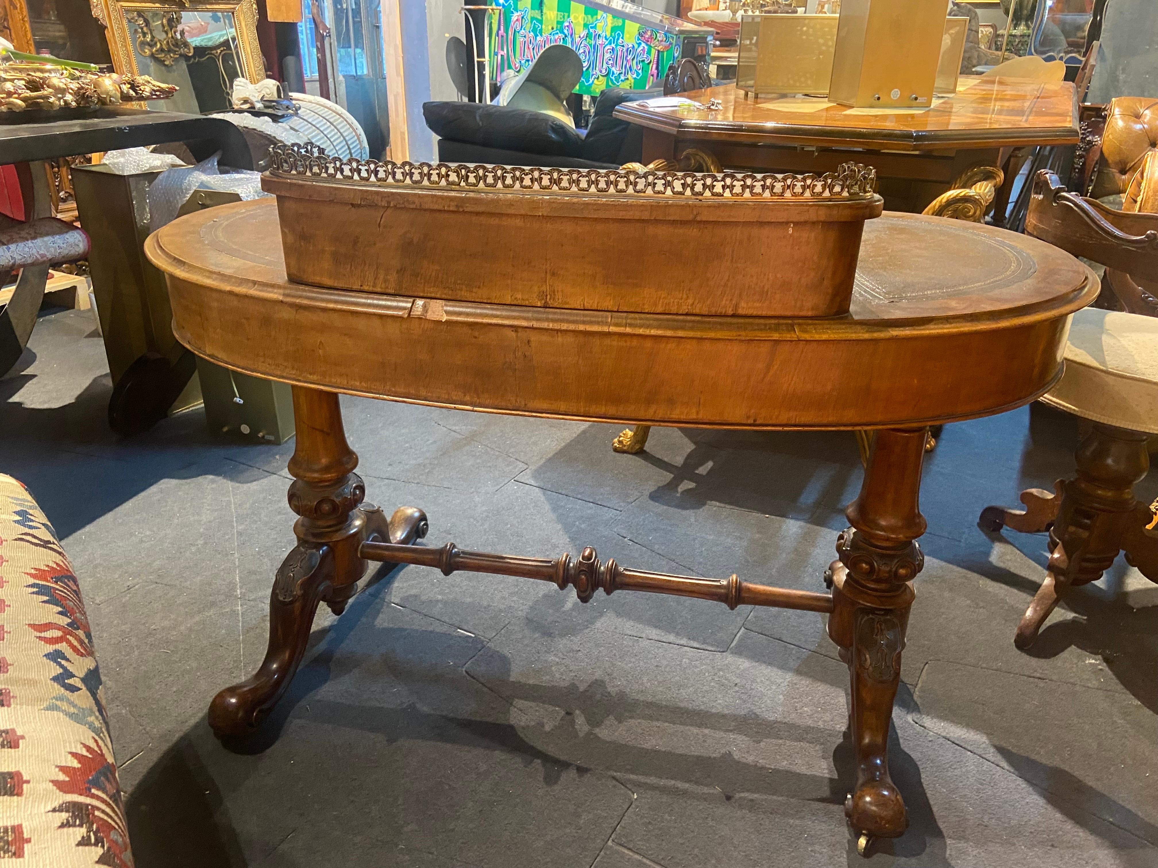 19th Century French Kidney-shaped Veneer Writing Desk with Brown Leather Top  For Sale 2