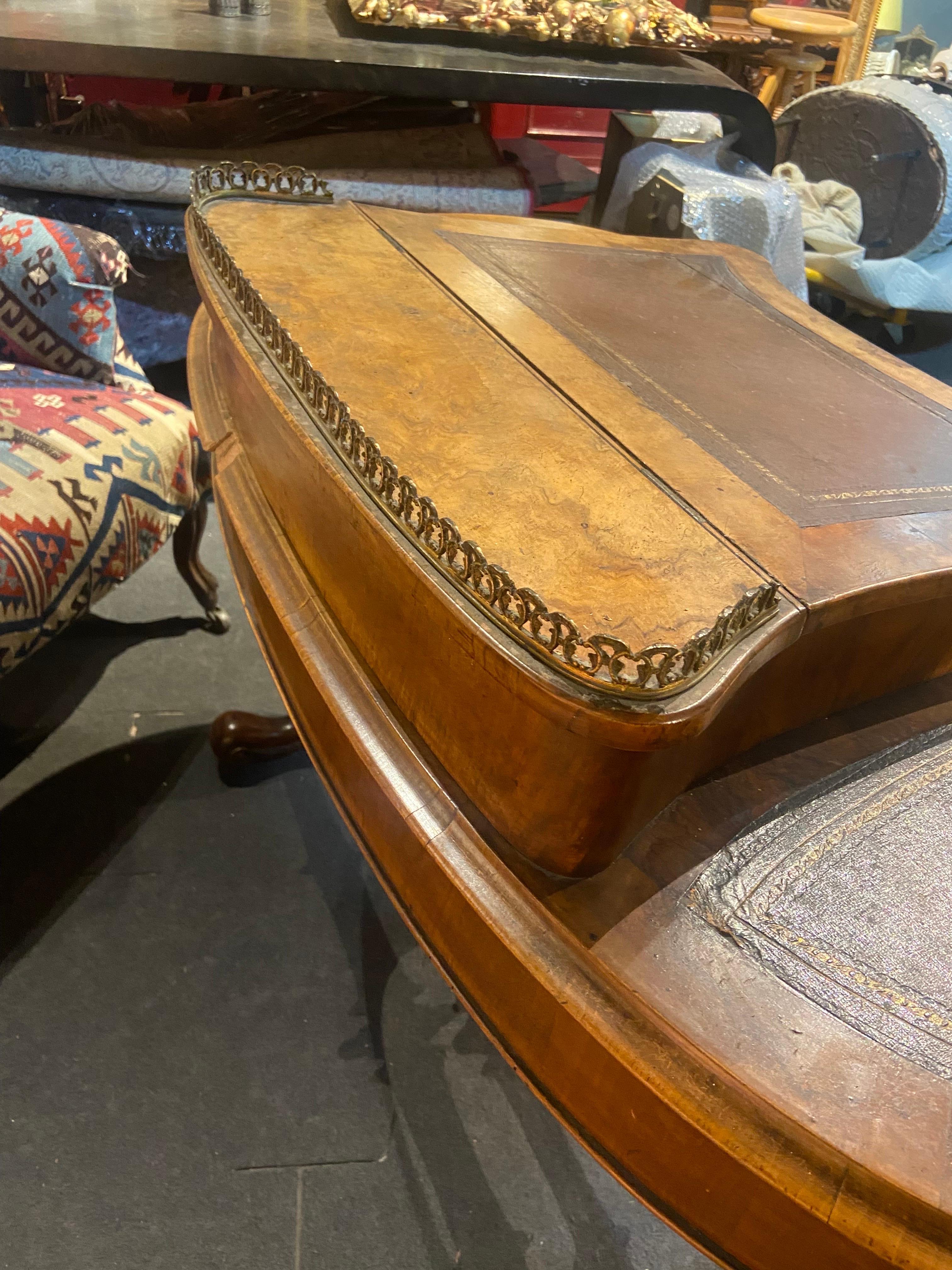 19th Century French Kidney-shaped Veneer Writing Desk with Brown Leather Top  For Sale 4