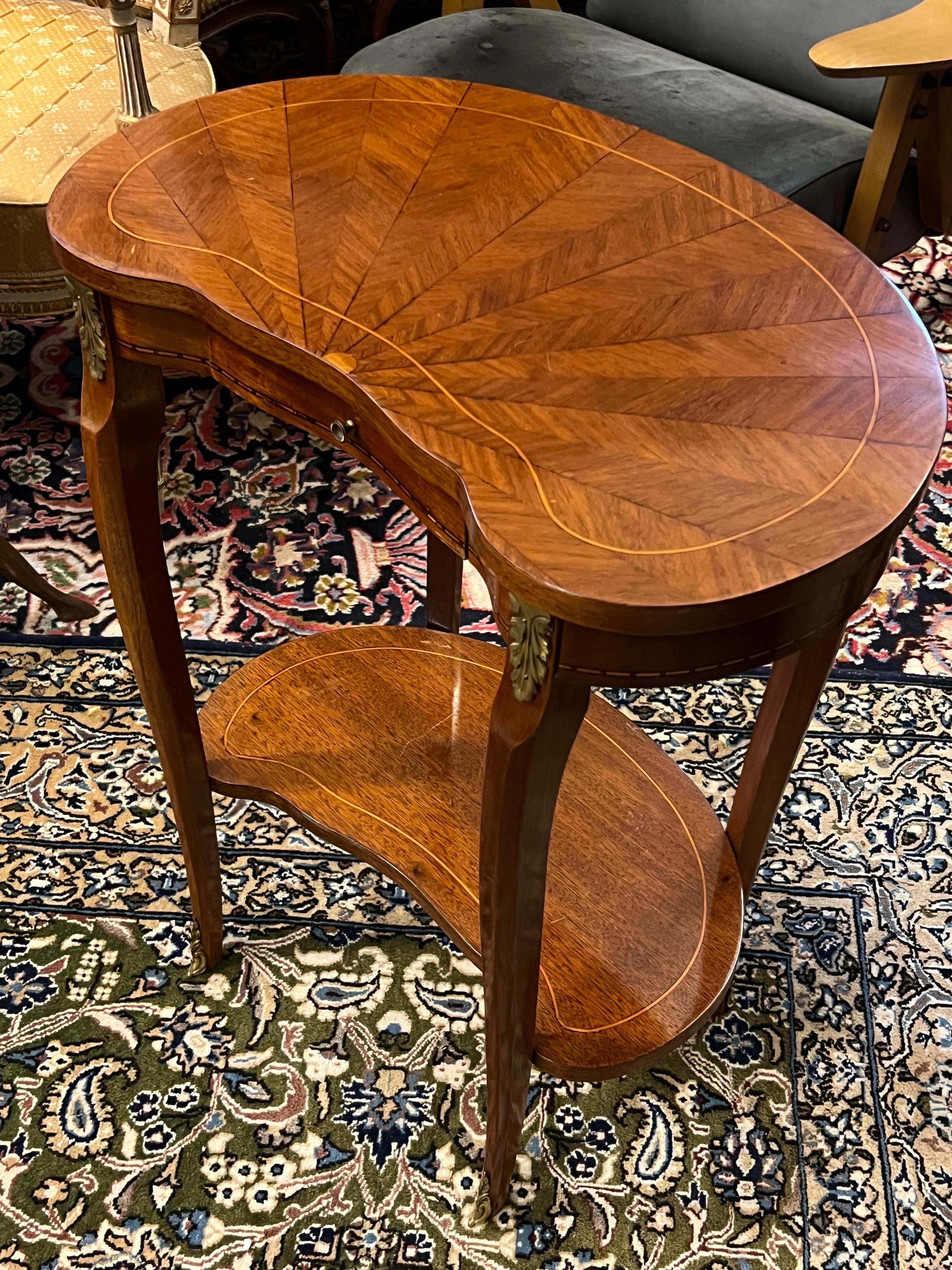 Table d'appoint française du 19ème siècle en bois de placage sur deux niveaux en vente 3