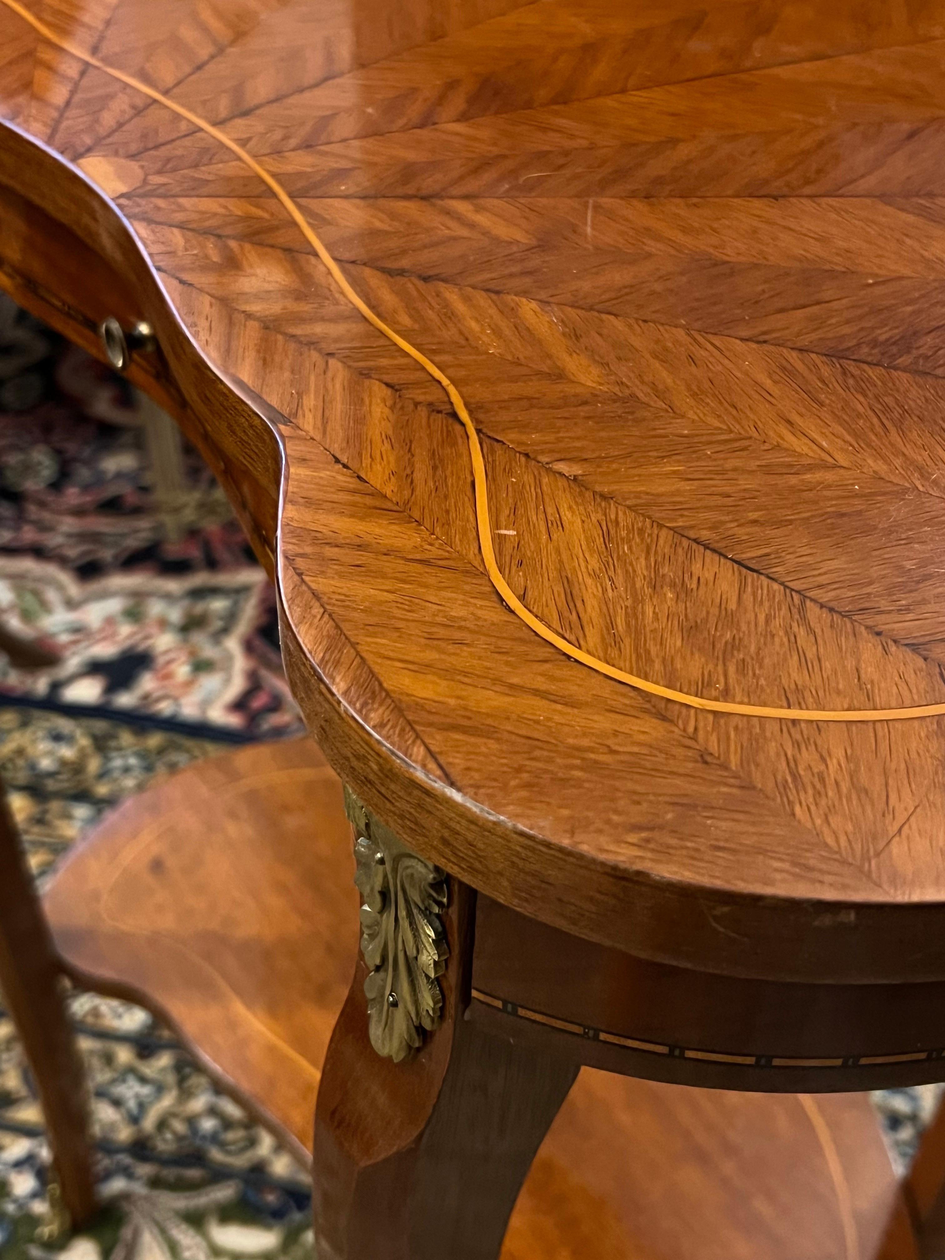 Table d'appoint française du 19ème siècle en bois de placage sur deux niveaux en vente 4