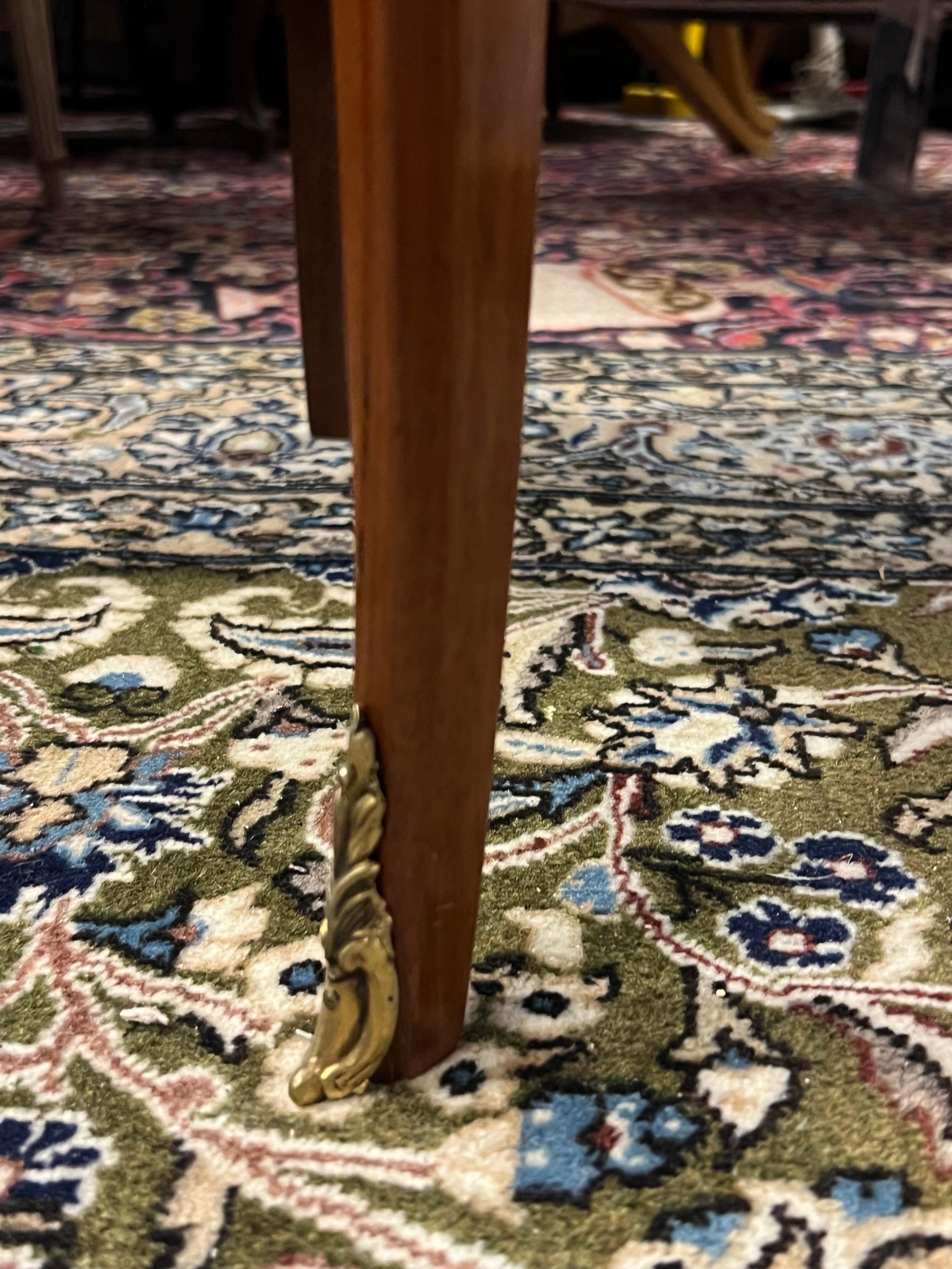 Table d'appoint française du 19ème siècle en bois de placage sur deux niveaux en vente 5