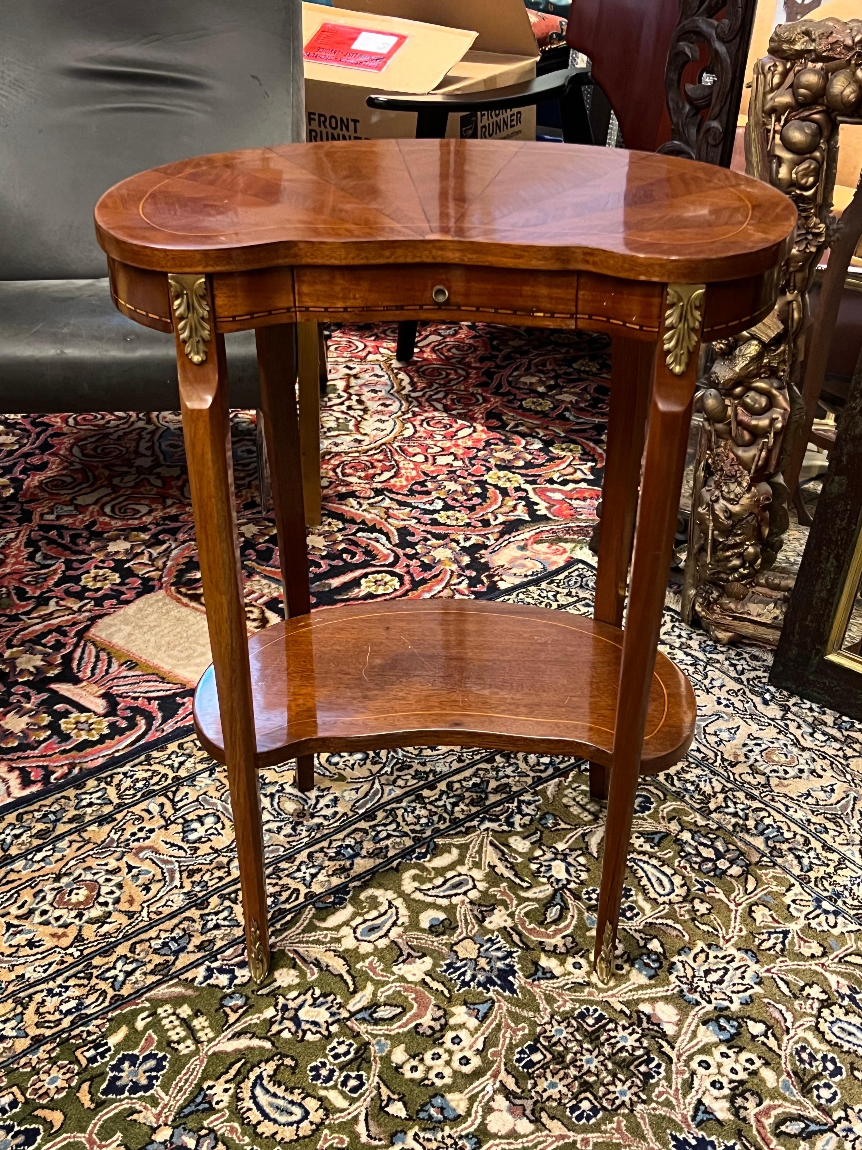 FRANCE - FIN 19e - DÉBUT 20e siècle Table d'appoint en bois de placage et âme de bois, à plateau partiel, ouvrant par un tiroir en ceinture et reposant sur quatre pieds légèrement galbés. Dimensions : 73,5 x 57 x 33 cm : 73,5 x 57 x 33 cm. Petites