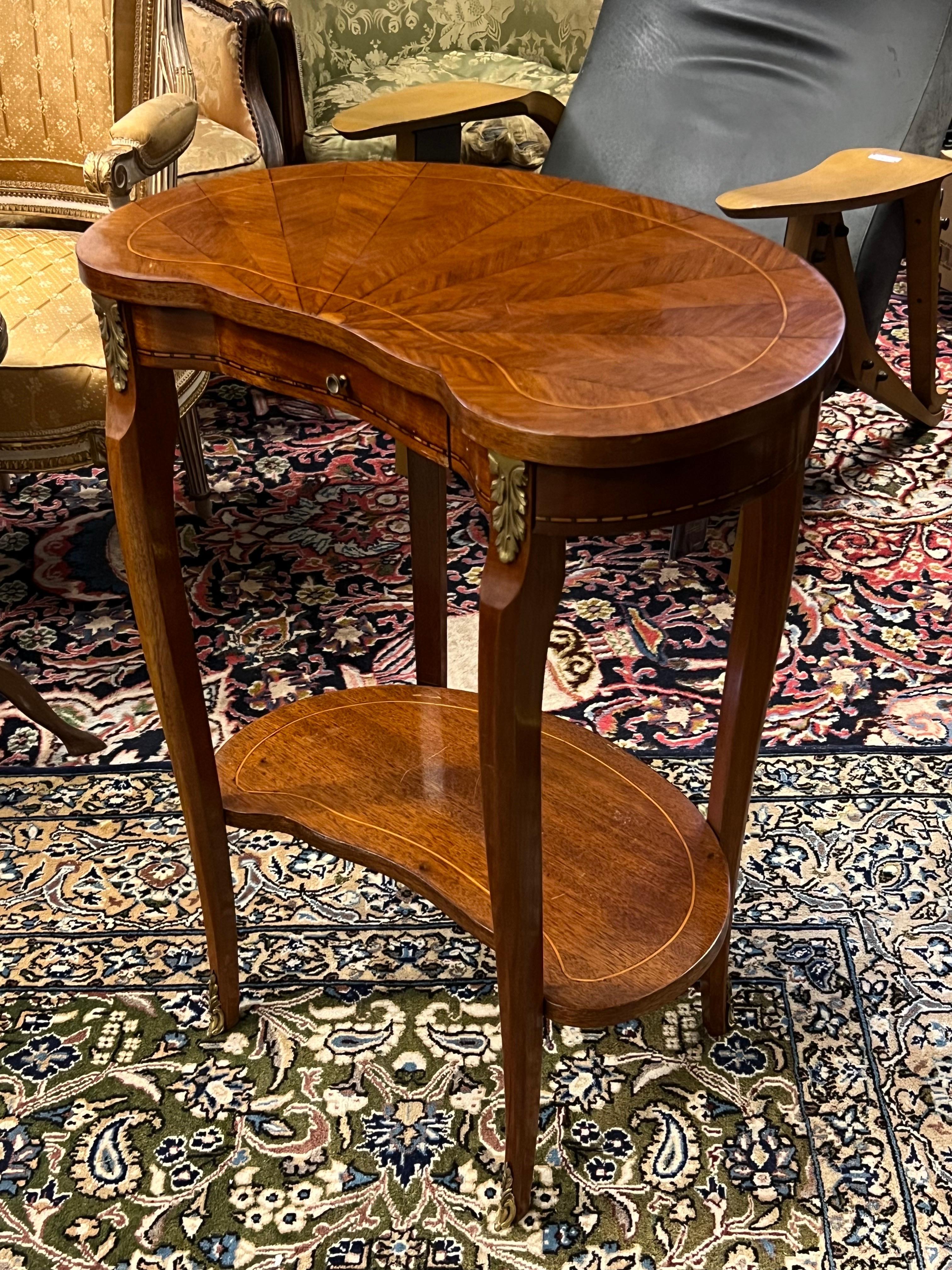 Français Table d'appoint française du 19ème siècle en bois de placage sur deux niveaux en vente