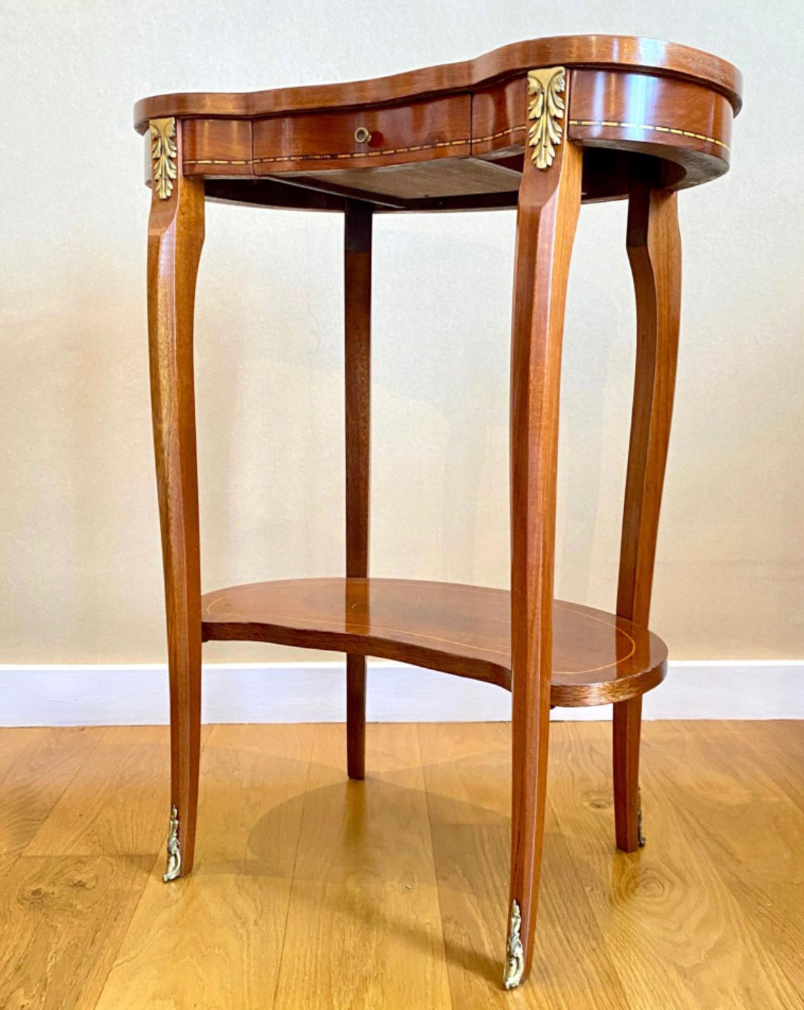 Table d'appoint française du 19ème siècle en bois de placage sur deux niveaux Bon état - En vente à Sofia, BG