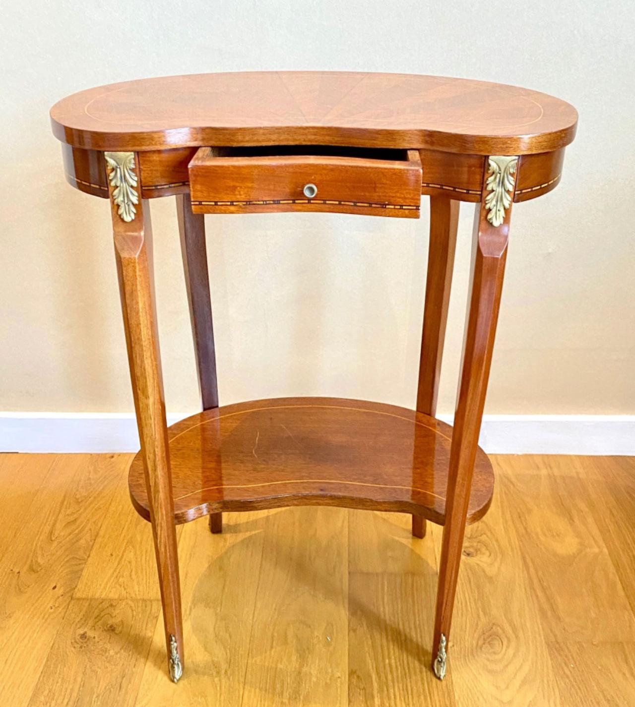 XIXe siècle Table d'appoint française du 19ème siècle en bois de placage sur deux niveaux en vente