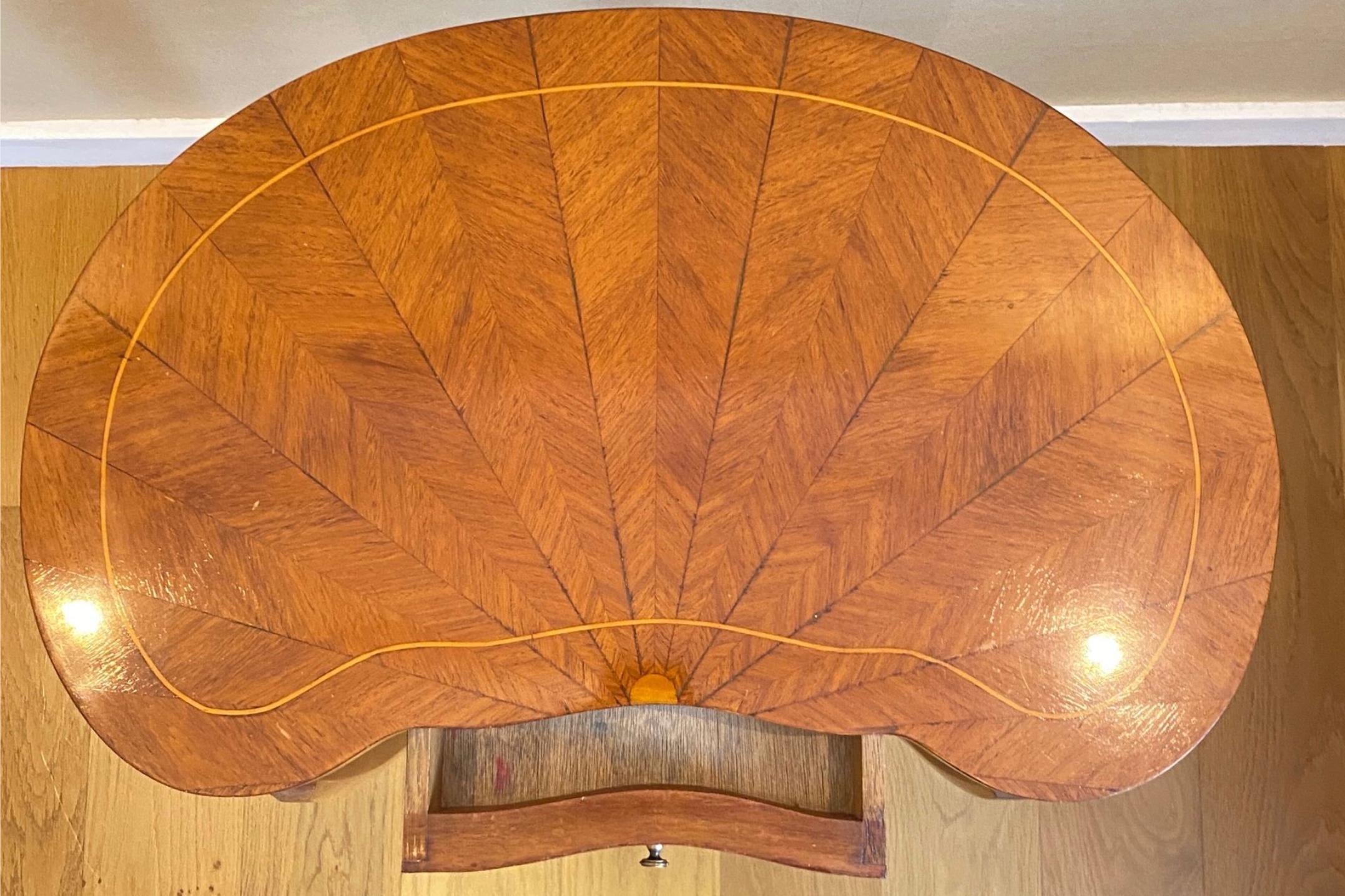 Bois Table d'appoint française du 19ème siècle en bois de placage sur deux niveaux en vente