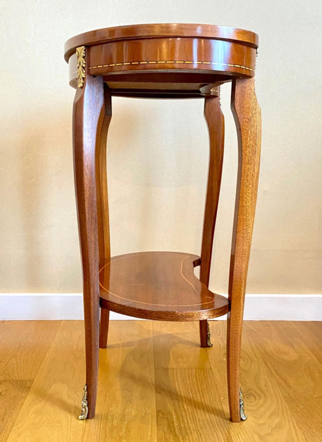 Table d'appoint française du 19ème siècle en bois de placage sur deux niveaux en vente 1