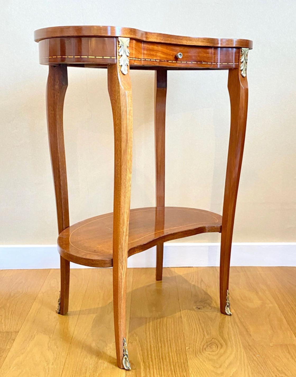 Table d'appoint française du 19ème siècle en bois de placage sur deux niveaux en vente 2