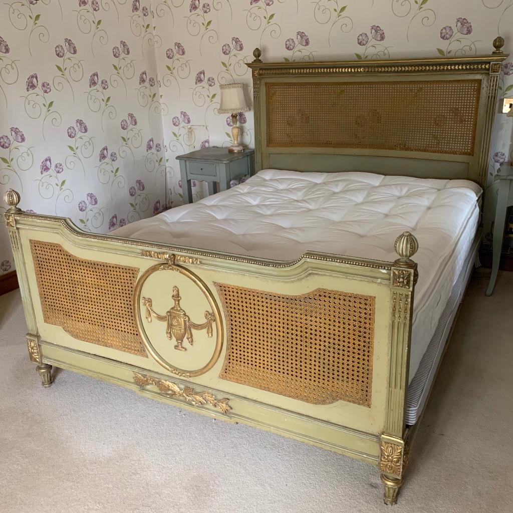 Delizioso letto francese king size di fine Ottocento in vernice e doratura originale con pannelli di canna e include la base di supporto esistente, ma non il materasso. 

Letto molto decorativo e in buone condizioni originali. I pannelli di canna