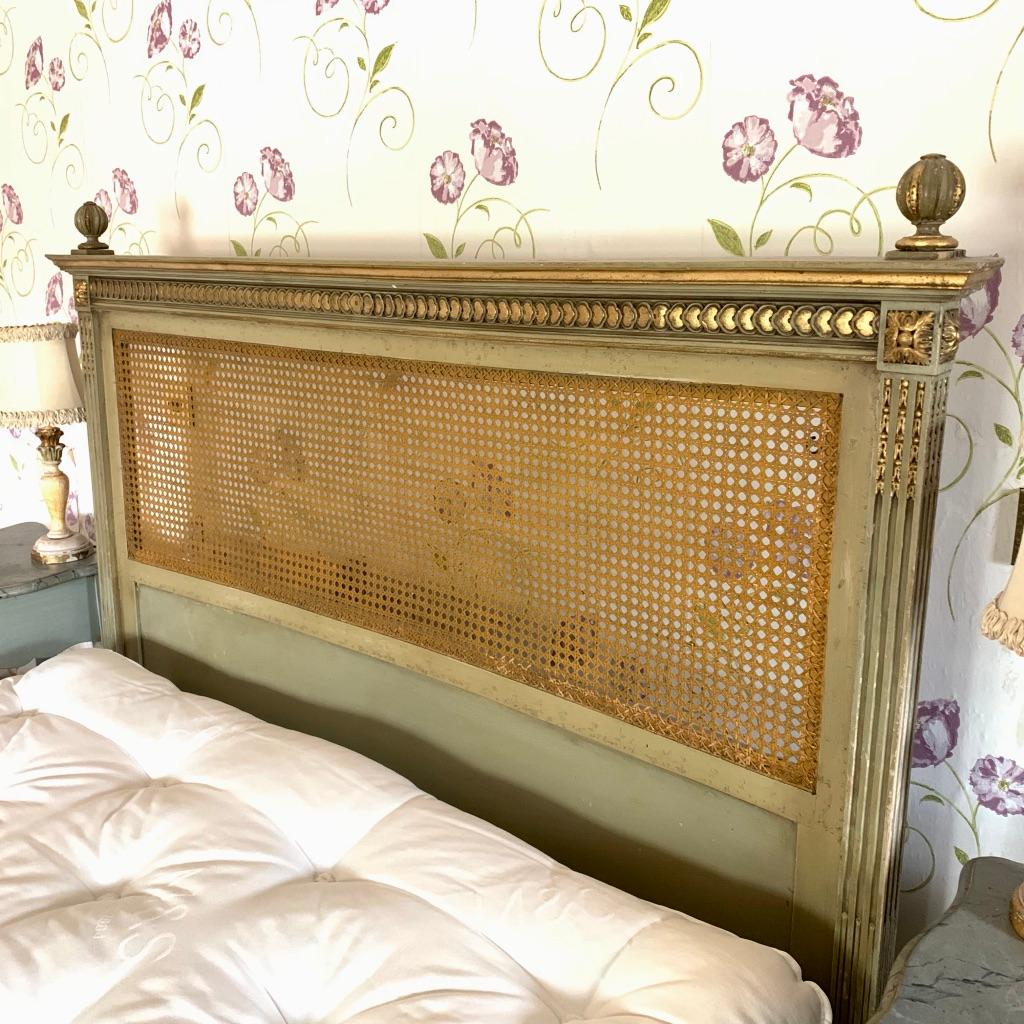 Luigi XVI Letto francese king size del XIX secolo con vernice originale e pannelli dorati a canne
