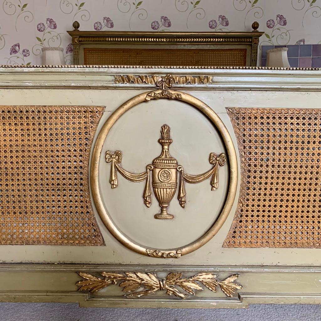 Francese Letto francese king size del XIX secolo con vernice originale e pannelli dorati a canne