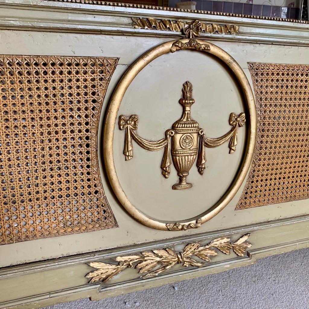 Letto francese king size del XIX secolo con vernice originale e pannelli dorati a canne In condizioni buone a Uppingham, Rutland