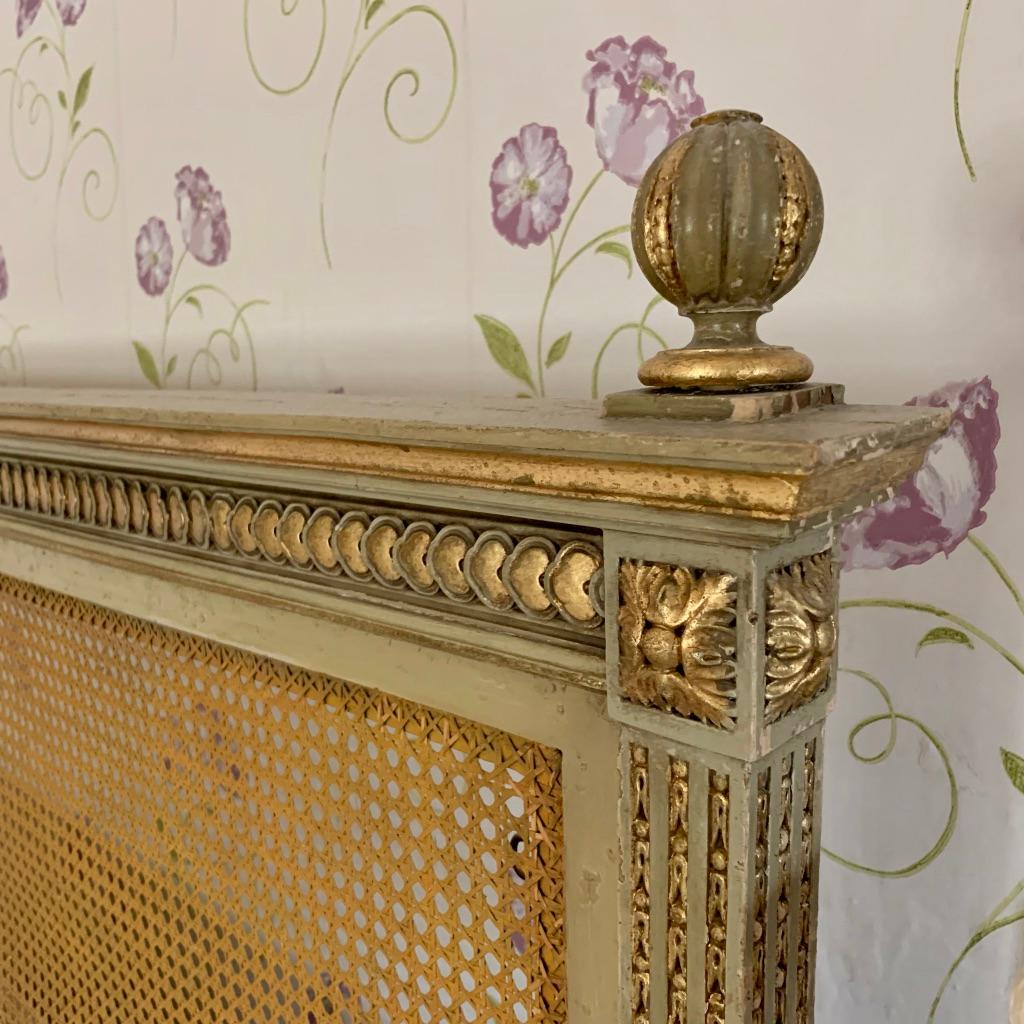Fine XIX secolo Letto francese king size del XIX secolo con vernice originale e pannelli dorati a canne