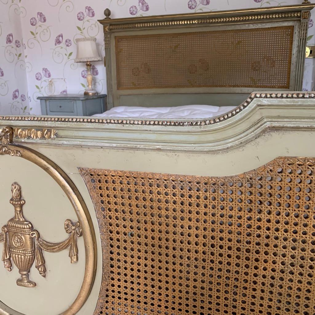 Legno dorato Letto francese king size del XIX secolo con vernice originale e pannelli dorati a canne