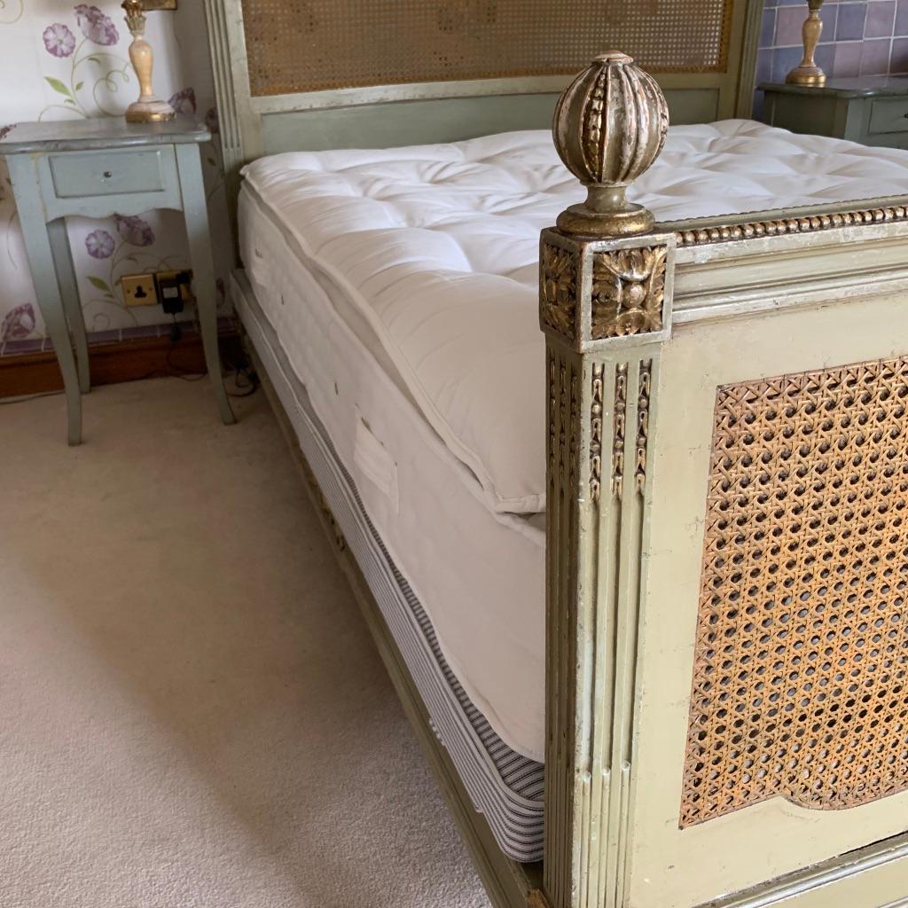 Letto francese king size del XIX secolo con vernice originale e pannelli dorati a canne 1