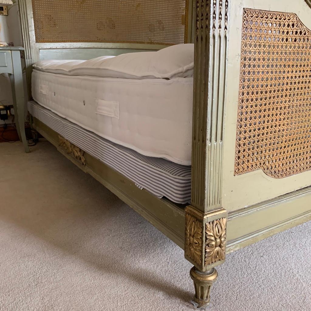 Letto francese king size del XIX secolo con vernice originale e pannelli dorati a canne 2