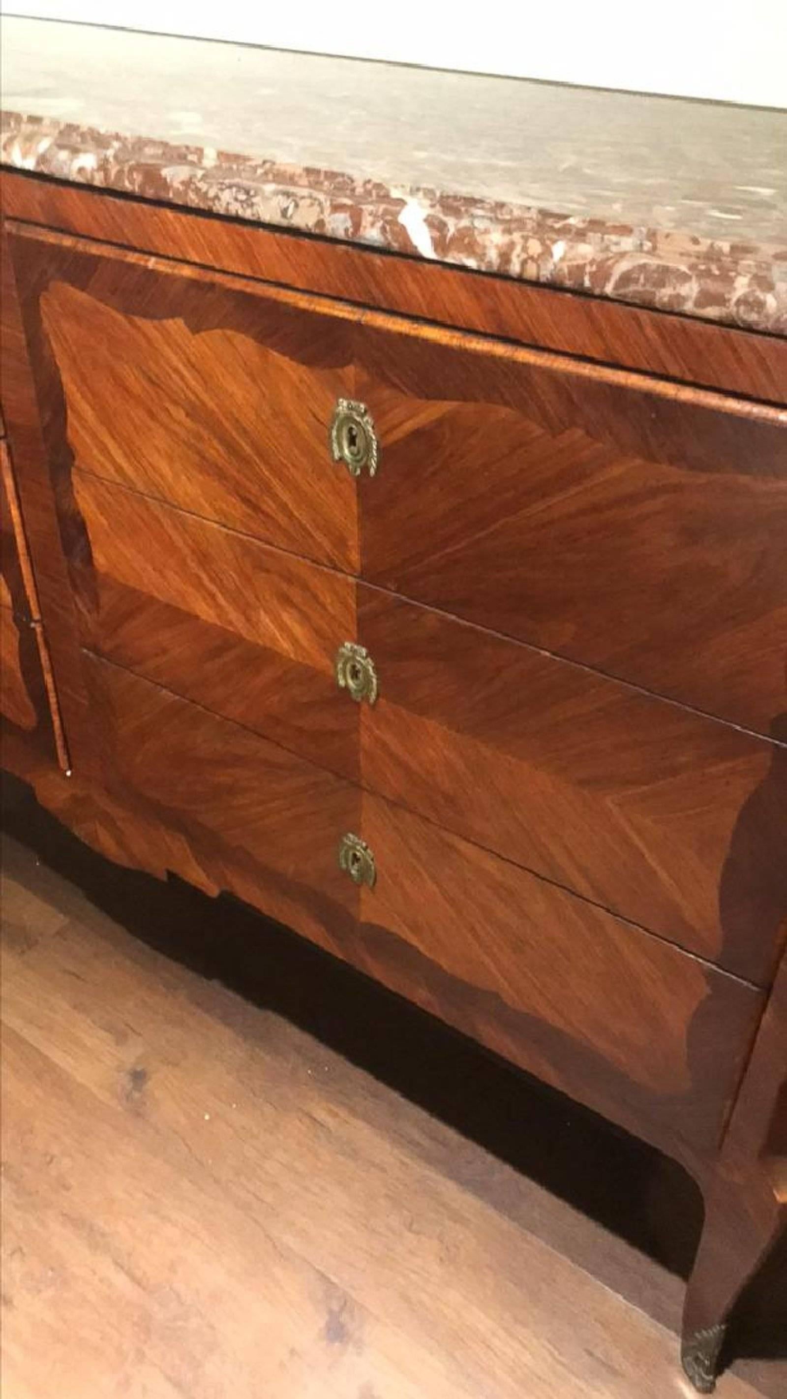 Fine quality 19th century French Louis XV design Kingswood and rosewood banded six-drawer commode with ogee edge rouge marble top, bronze ormolu escutcheons and bronze sabots.

Provenance: Harold Hand Estate, Austin, Texas,

circa 1870.