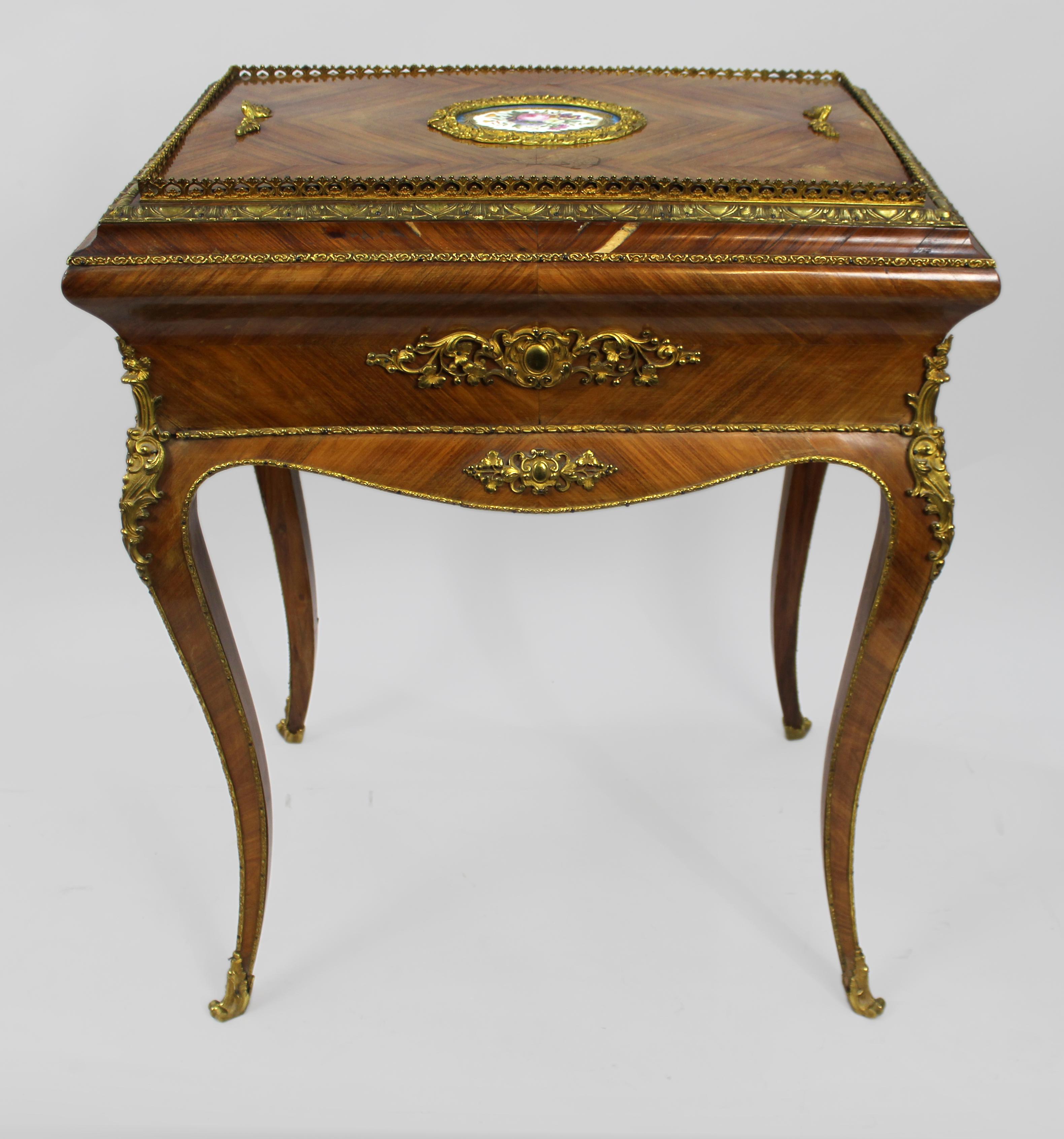 Jardinière en bois de roi français du XIXe siècle avec plaque de style Sèvres en vente 8