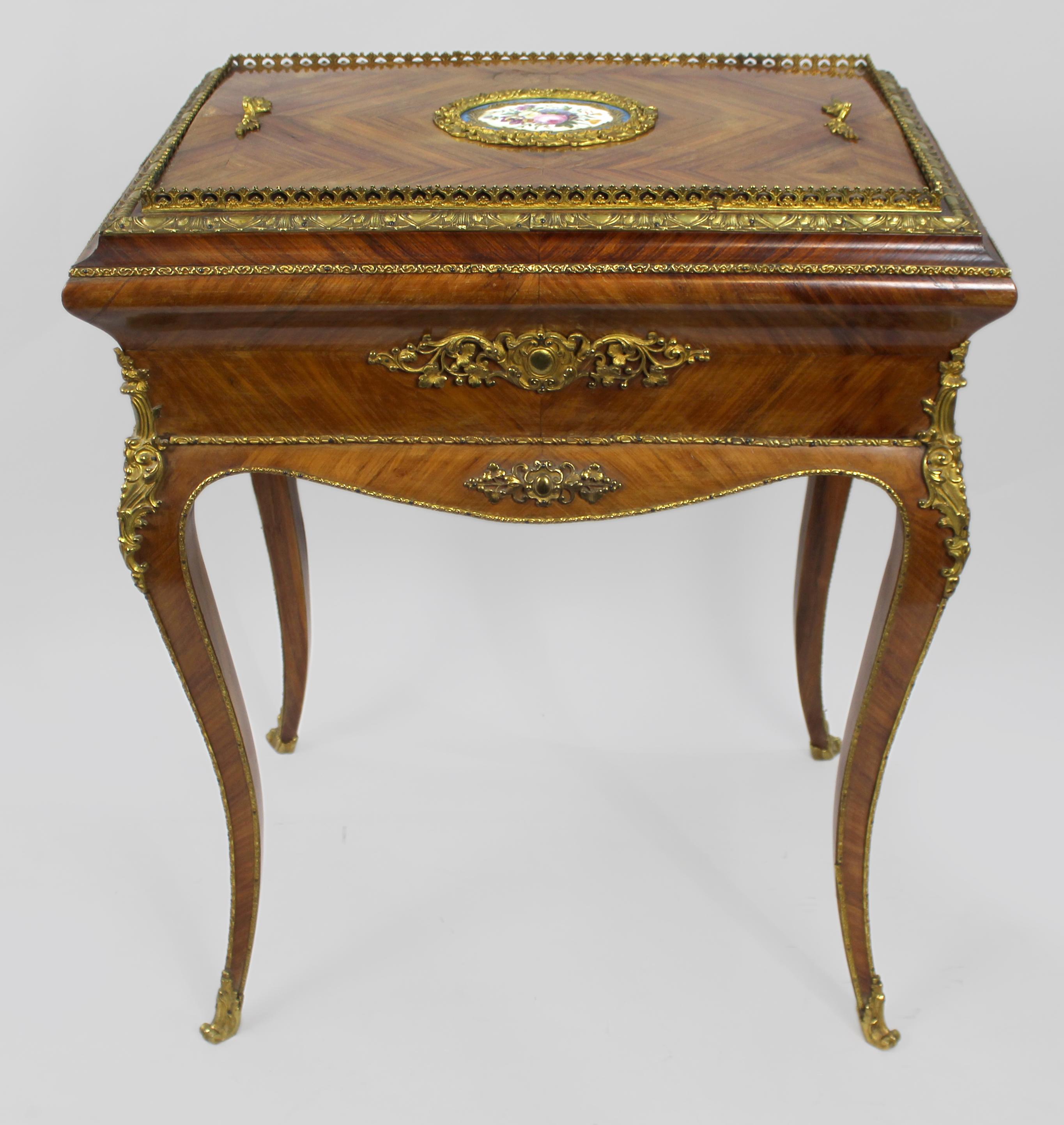 Jardinière en bois de roi français du XIXe siècle avec plaque de style Sèvres

Jardinière française du XIXe siècle en bois de roi, remarquable pour ses proportions raffinées et ses superbes détails. Le plateau est incrusté d'une plaque de porcelaine