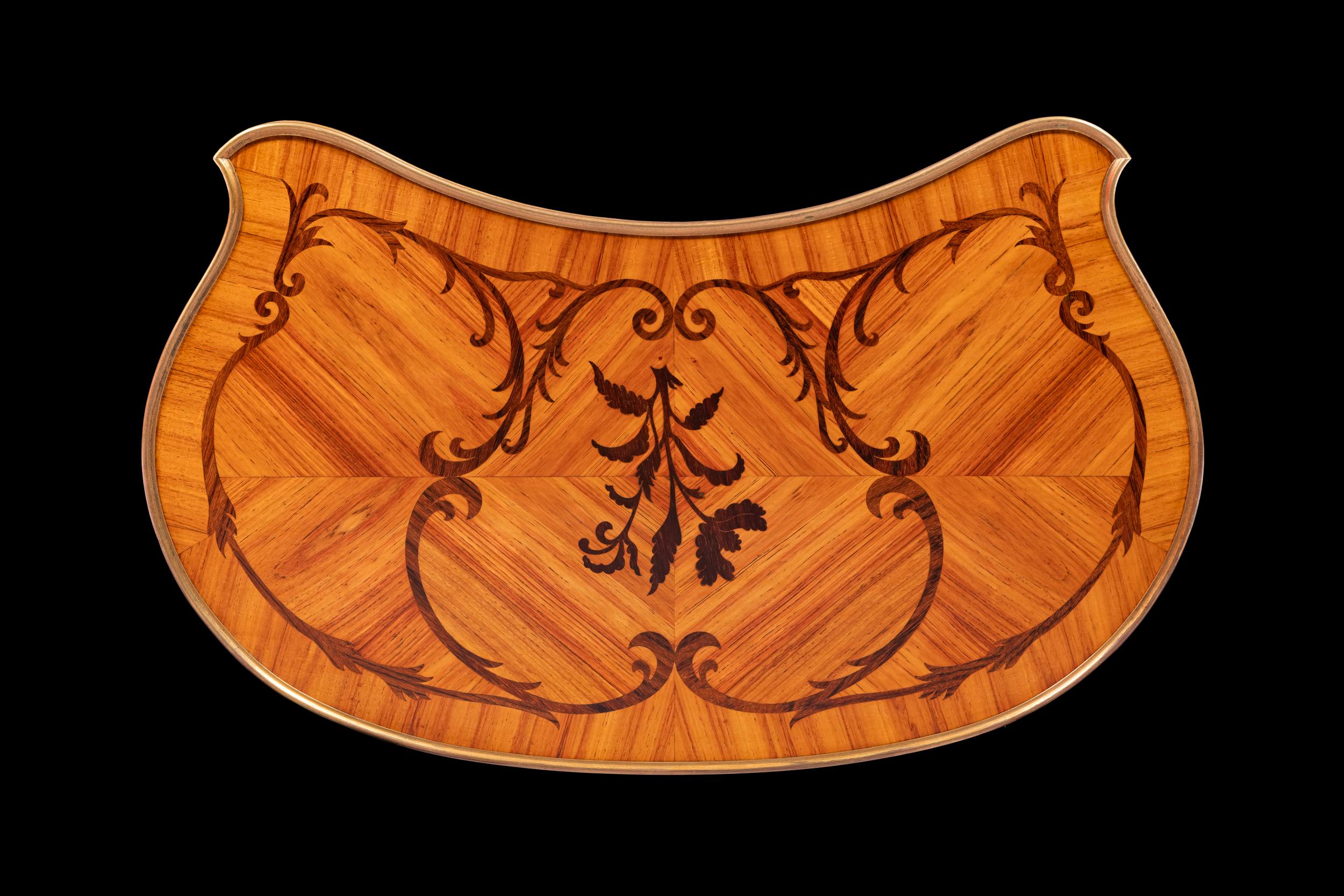 Victorien Table d'appoint en bois de roi et marqueterie du XIXe siècle /  