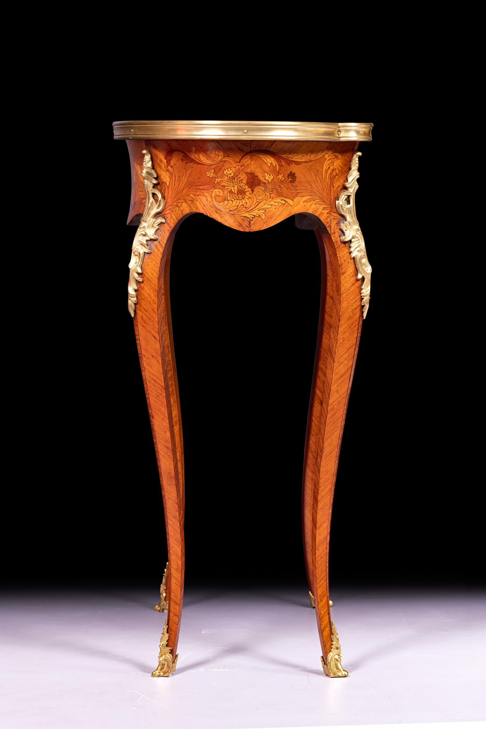 Bronze doré Table d'appoint en bois de roi et marqueterie du XIXe siècle /  