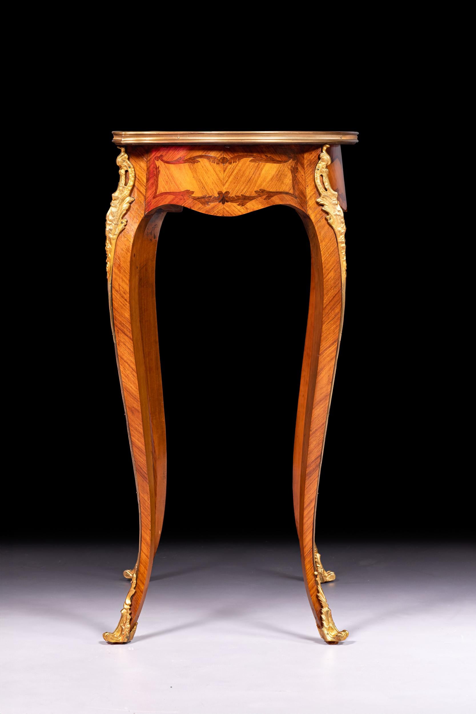 Bois de violette Table d'appoint en bois de roi et marqueterie du XIXe siècle /  