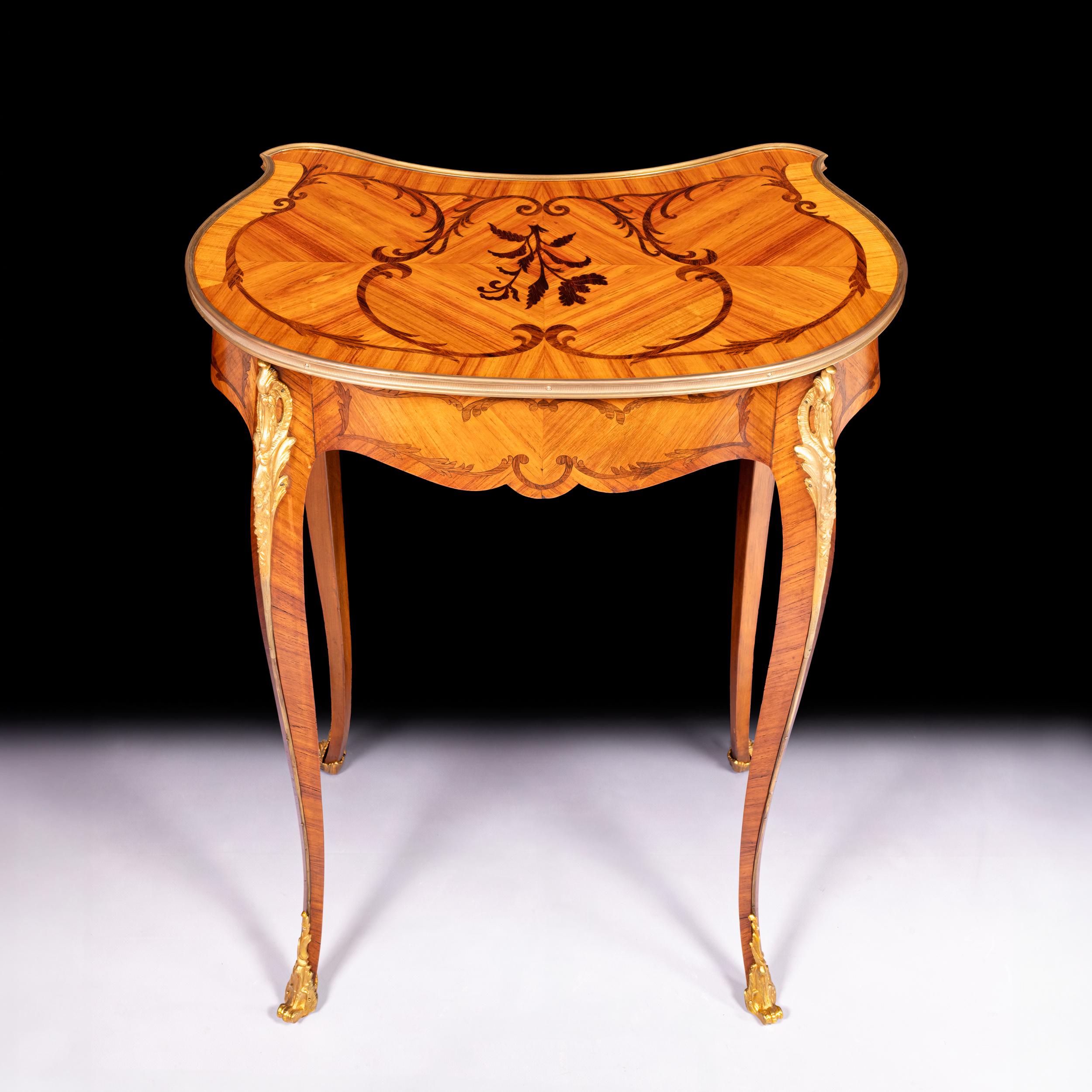 Table d'appoint en bois de roi et marqueterie du XIXe siècle /  