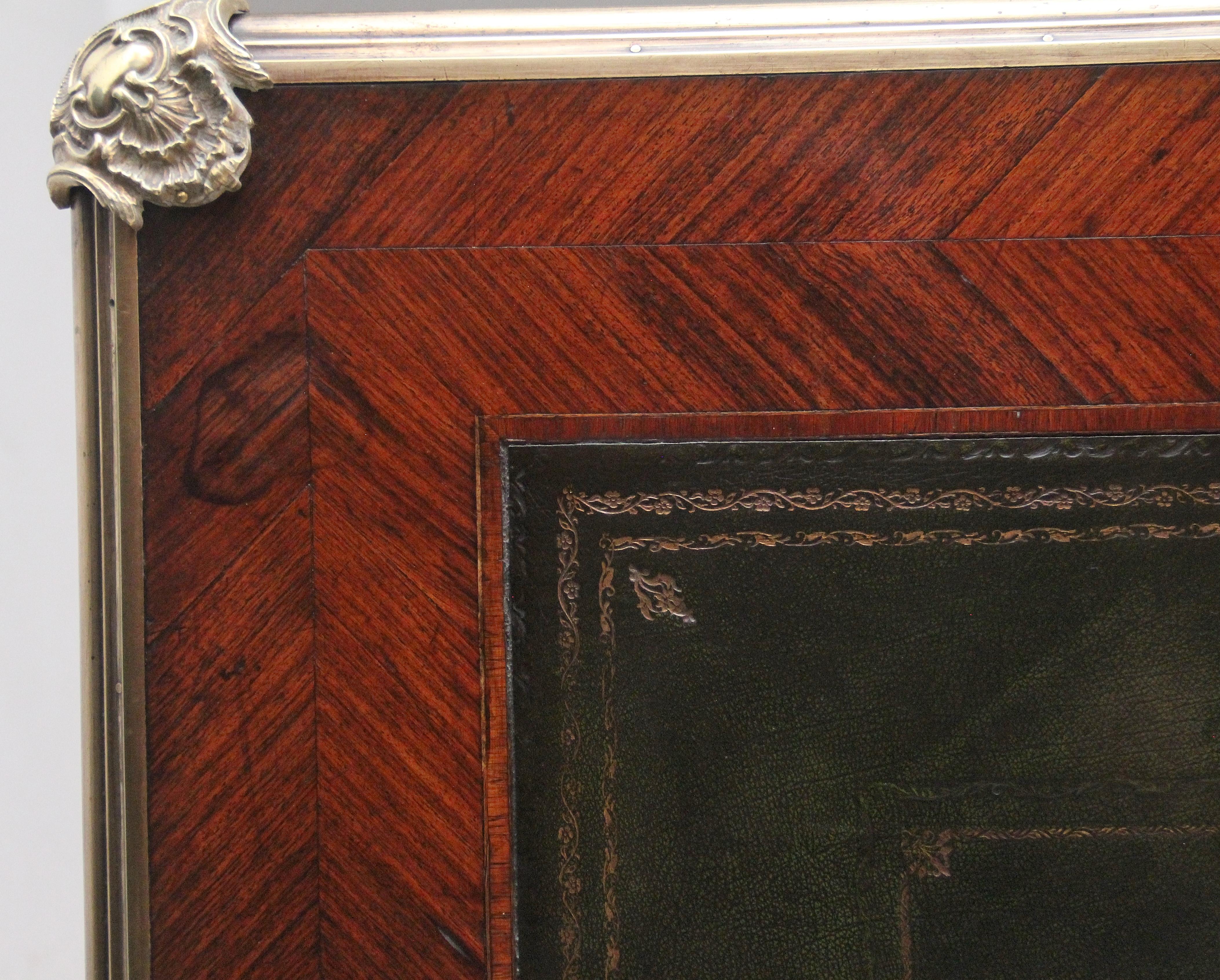 Bureau français du XIXe siècle en bois de roi et bronze doré en vente 4